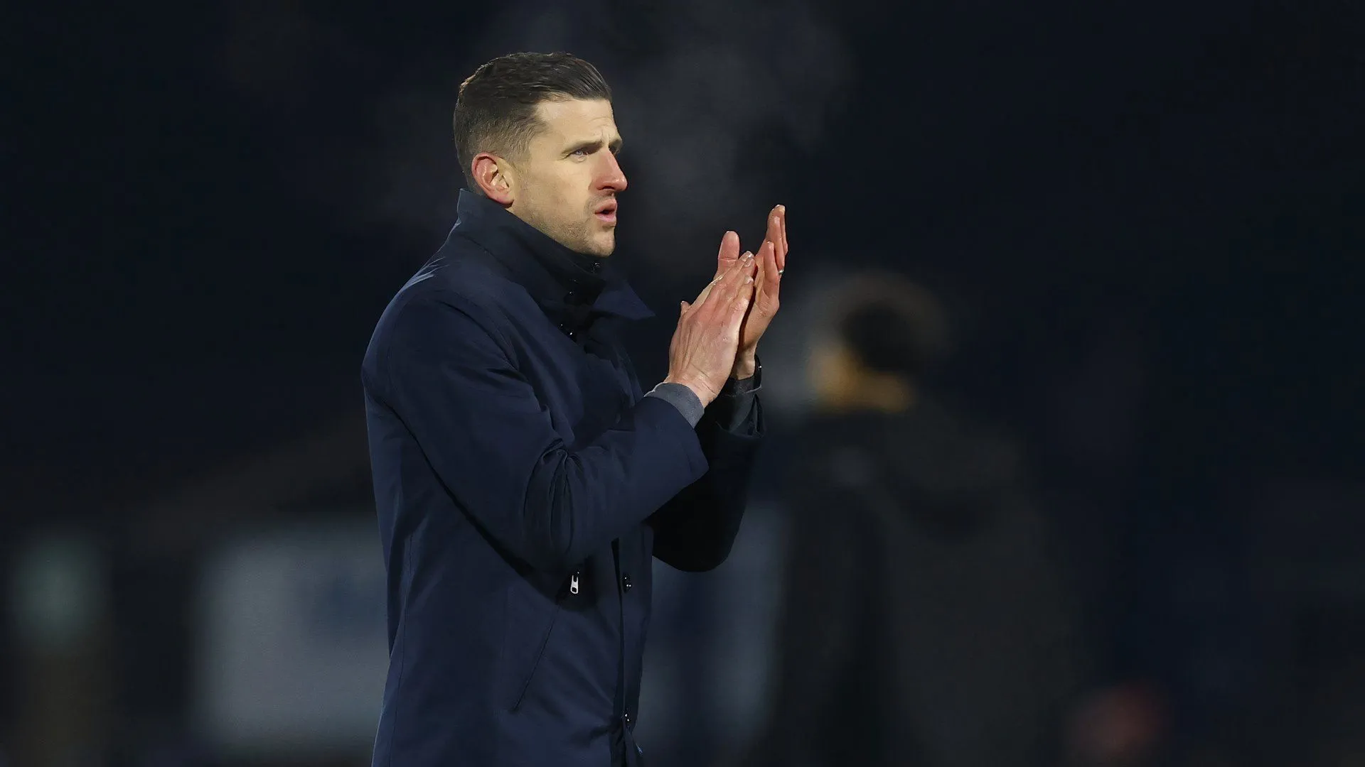 John Mousinho, huấn luyện viên trưởng của Portsmouth, trong một buổi tập