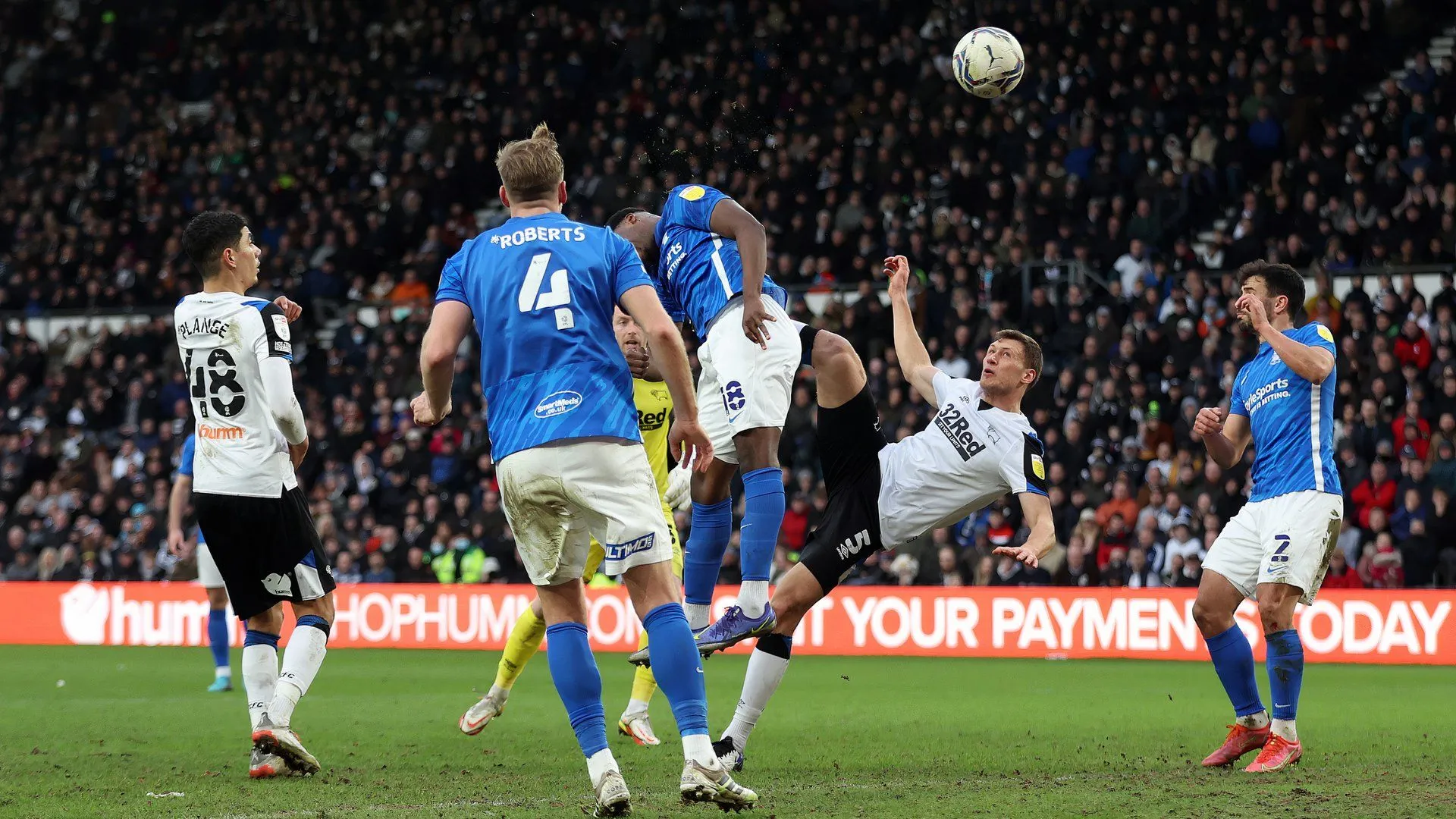 Krystian Bielik của Derby County sau bàn thắng &quot;xe đạp chổng ngược&quot; đầy cảm xúc