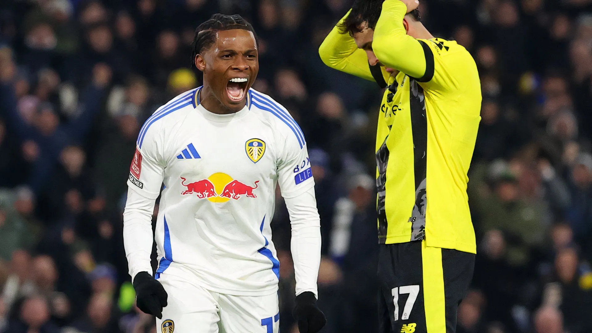 Largie Ramazani trong màu áo Leeds United trên sân tập