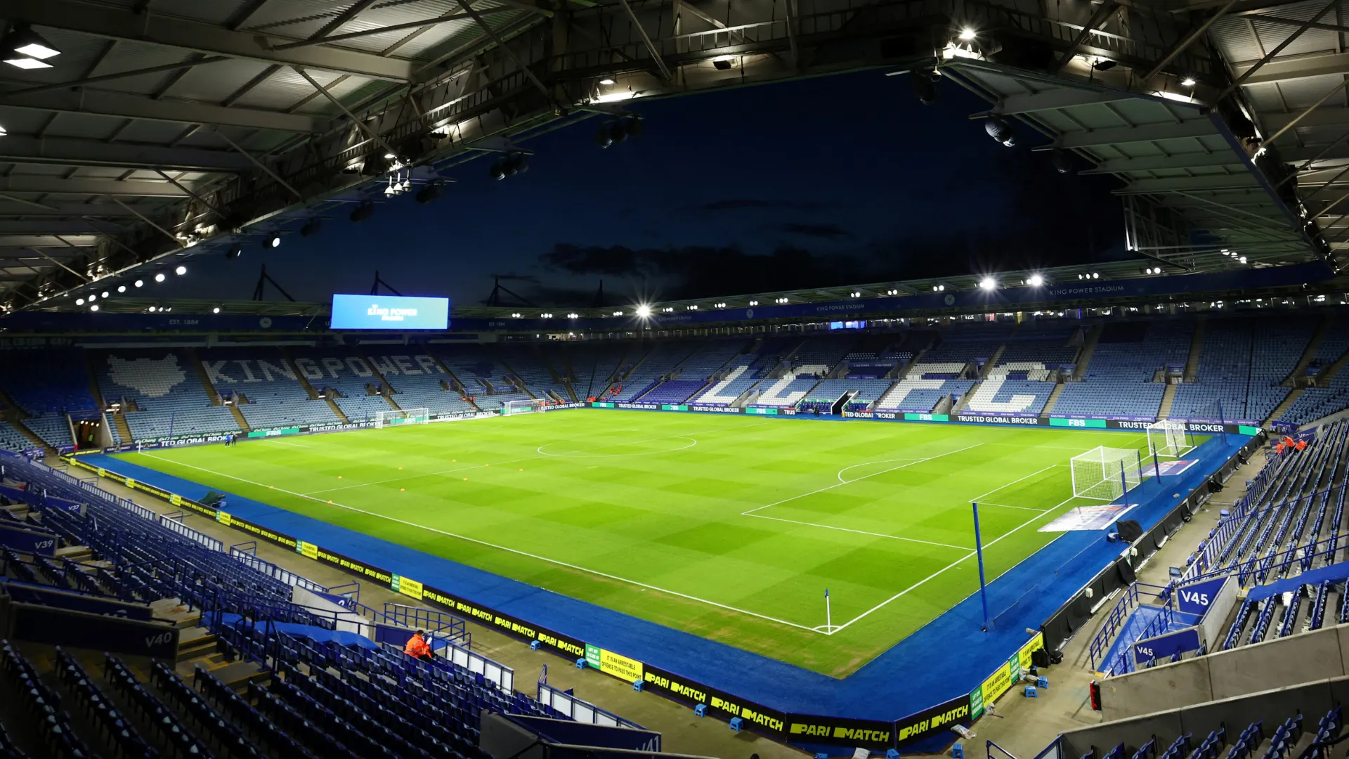 Logo Leicester City và bảng xếp hạng Championship biểu trưng cho thách thức tài chính.
