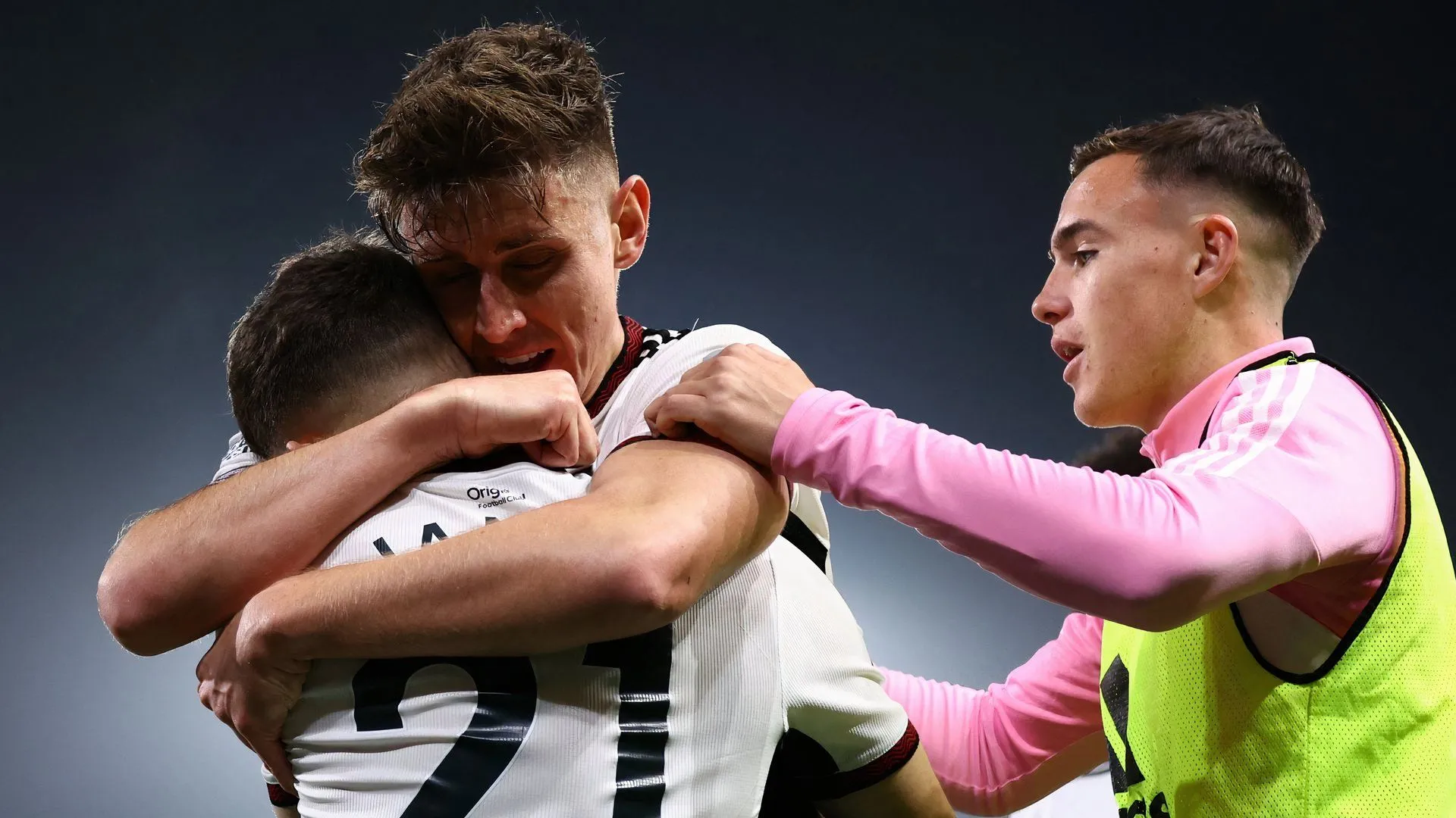 Luke Harris cùng đồng đội Tom Cairney trong trận đấu của Fulham gặp Manchester United