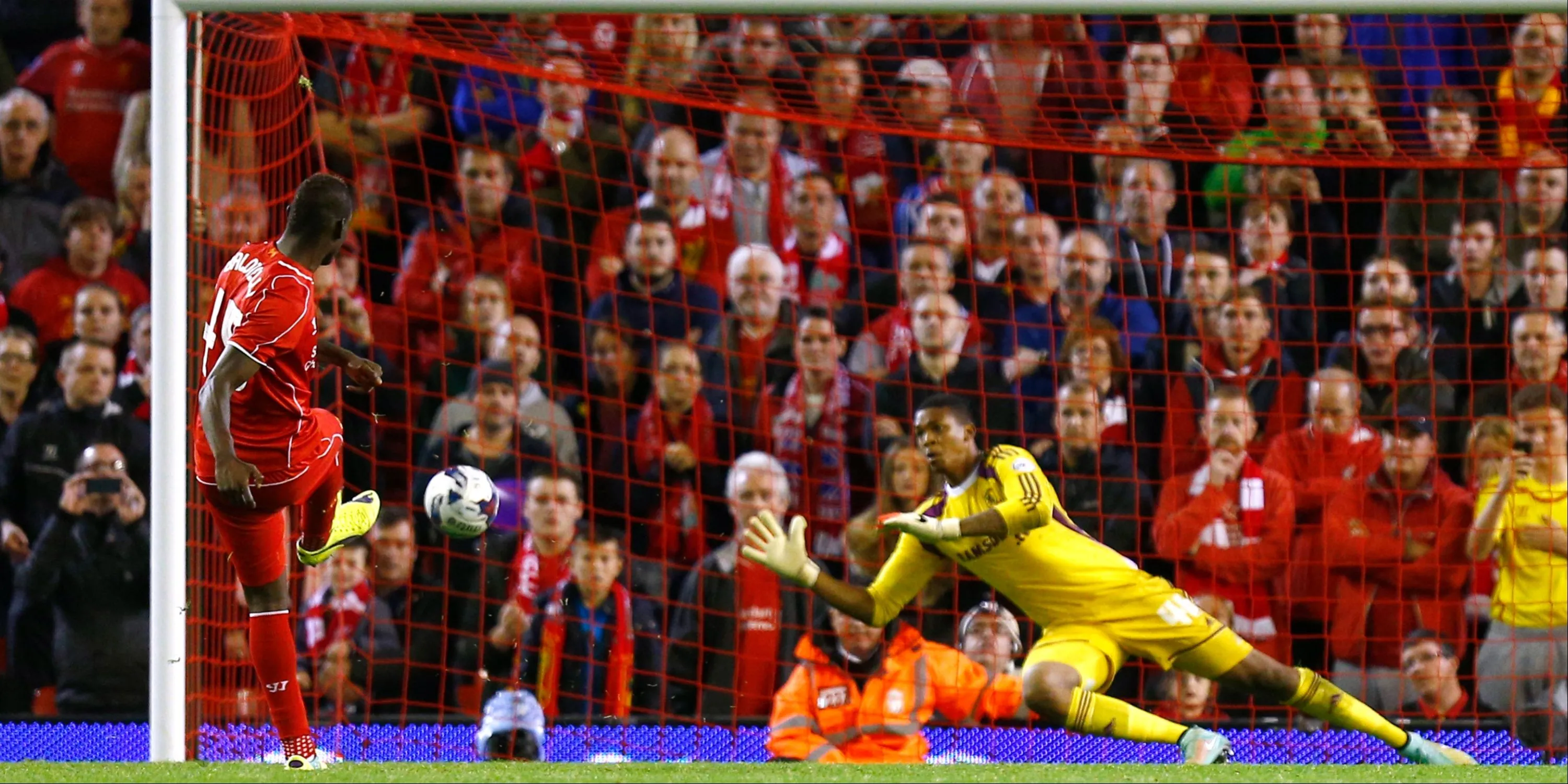 Mario Balotelli trong màu áo Liverpool, một tiền đạo tài năng nhưng đầy &quot;ngựa chứng&quot; với khả năng sút penalty đáng nể.
