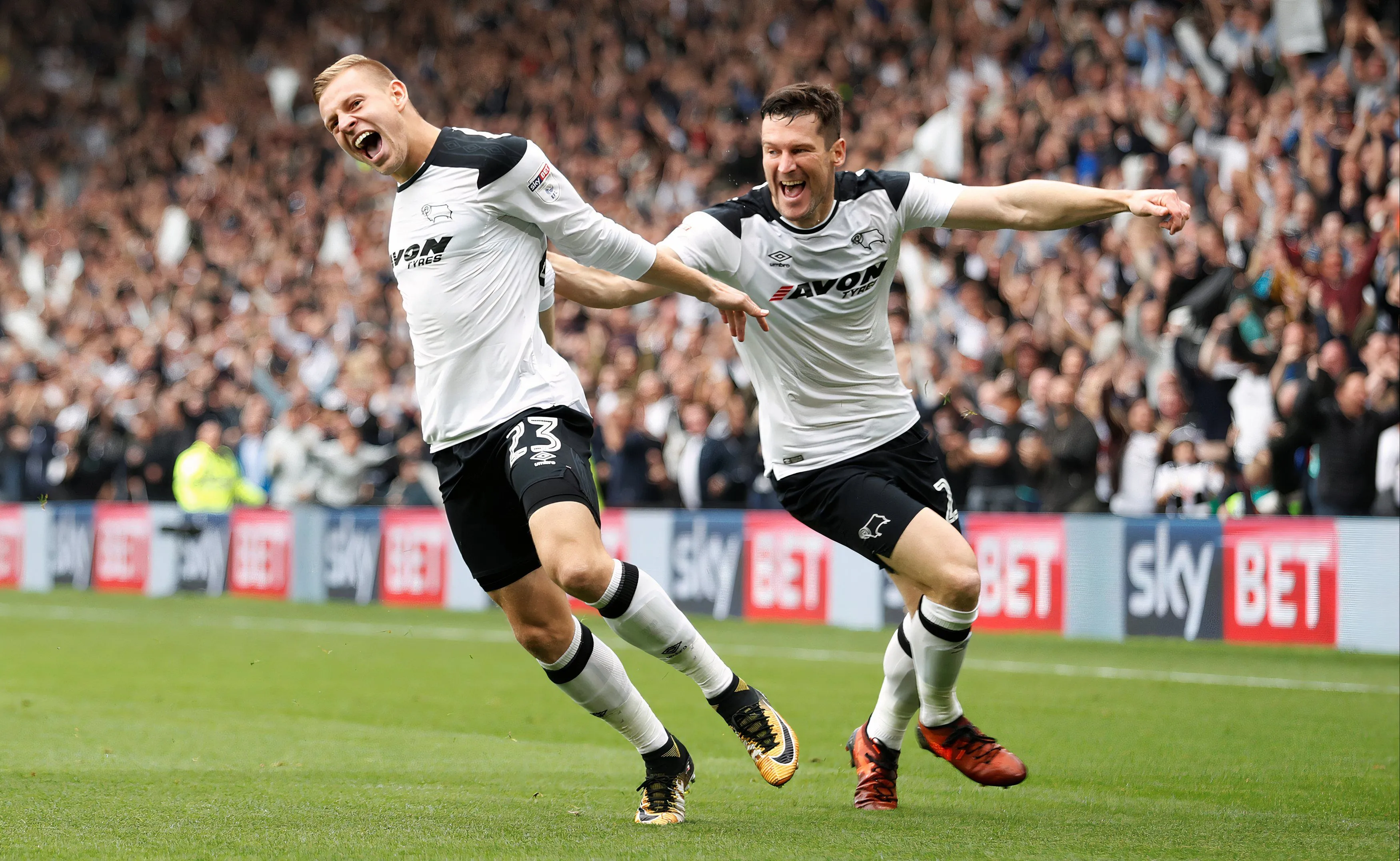 Matej Vydra cùng David Nugent trong màu áo Derby County, ghi bàn thắng sớm trước Nottingham Forest