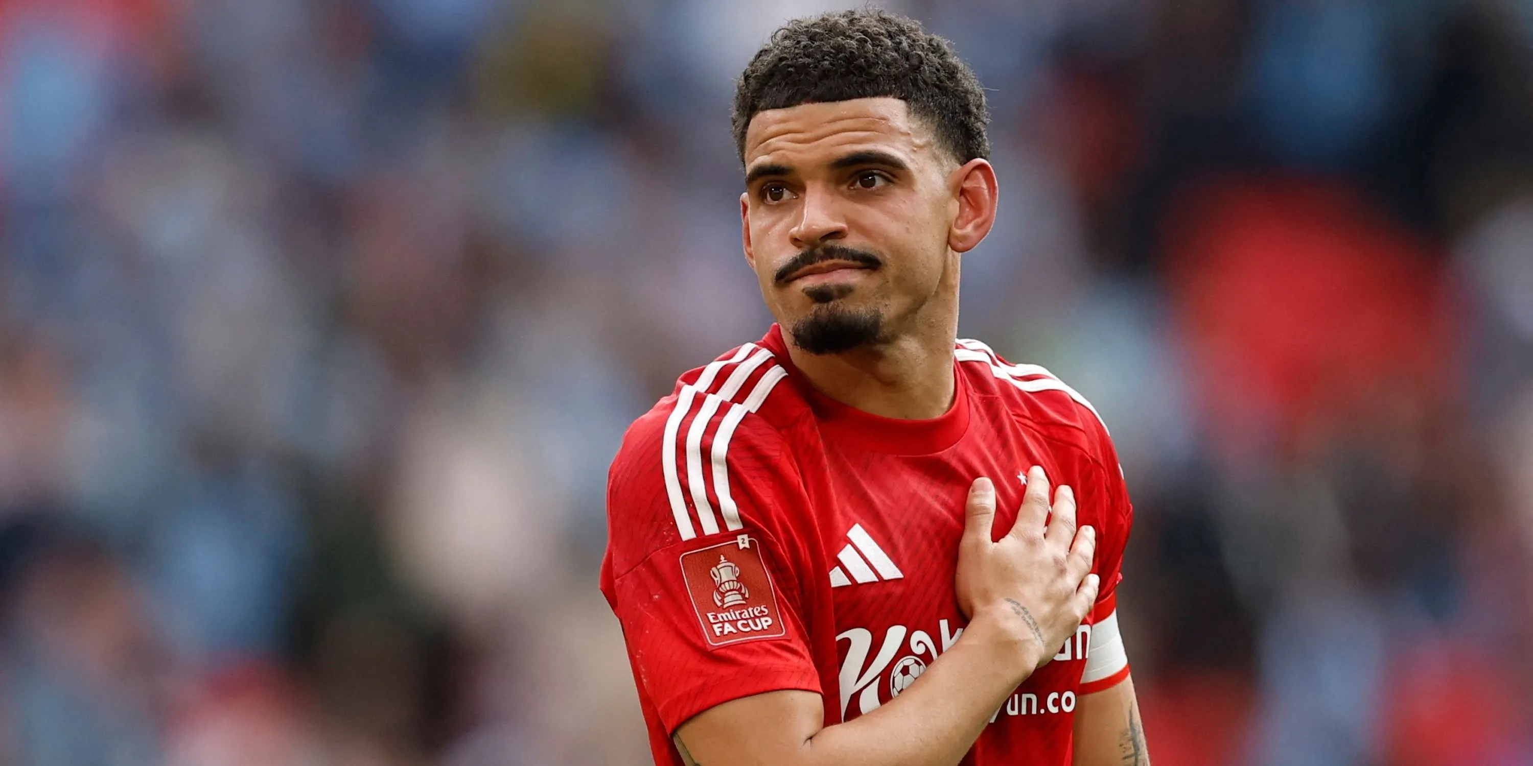 Morgan Gibbs-White của Nottingham Forest trên sân, cầu thủ đang gây tranh cãi chuyển nhượng.
