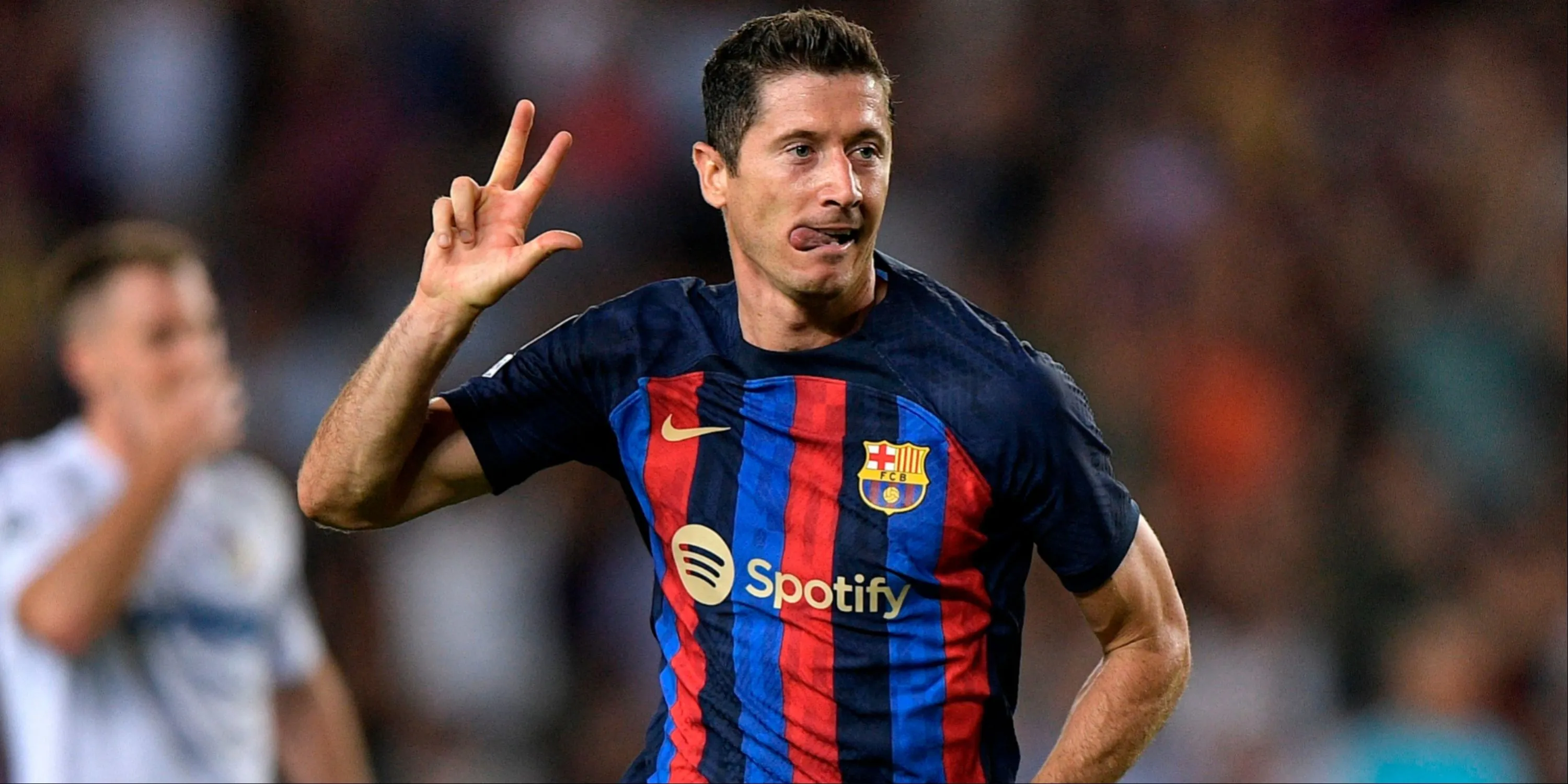 Robert Lewandowski ăn mừng bàn thắng trong màu áo Barcelona, thể hiện sự lạnh lùng và hiệu quả từ chấm phạt đền.
