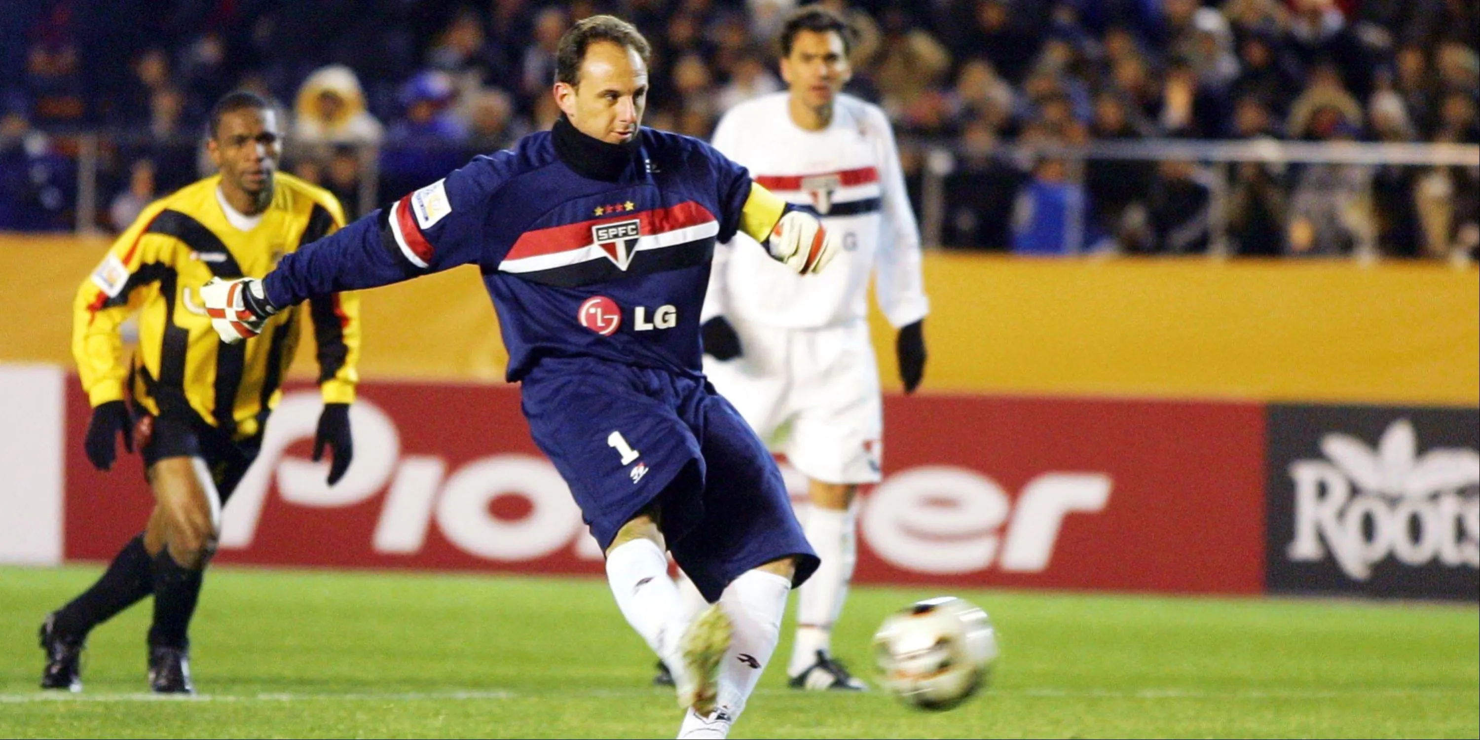 Thủ môn Rogerio Ceni thực hiện cú sút phạt đền cho Sao Paolo, minh chứng cho khả năng ghi bàn độc đáo của anh.