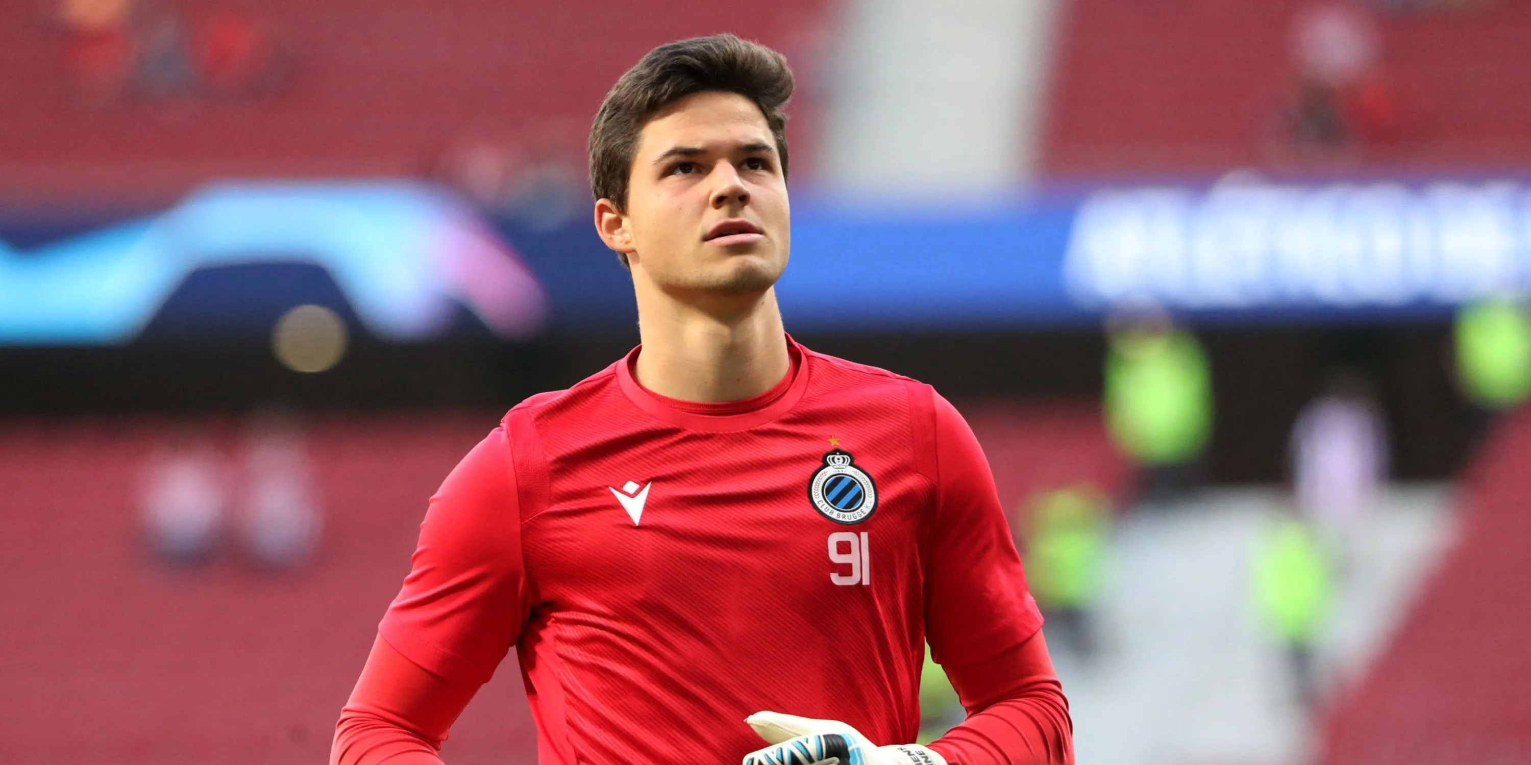 Thủ môn Senne Lammens của Royal Antwerp trong một pha bắt bóng quyết đoán