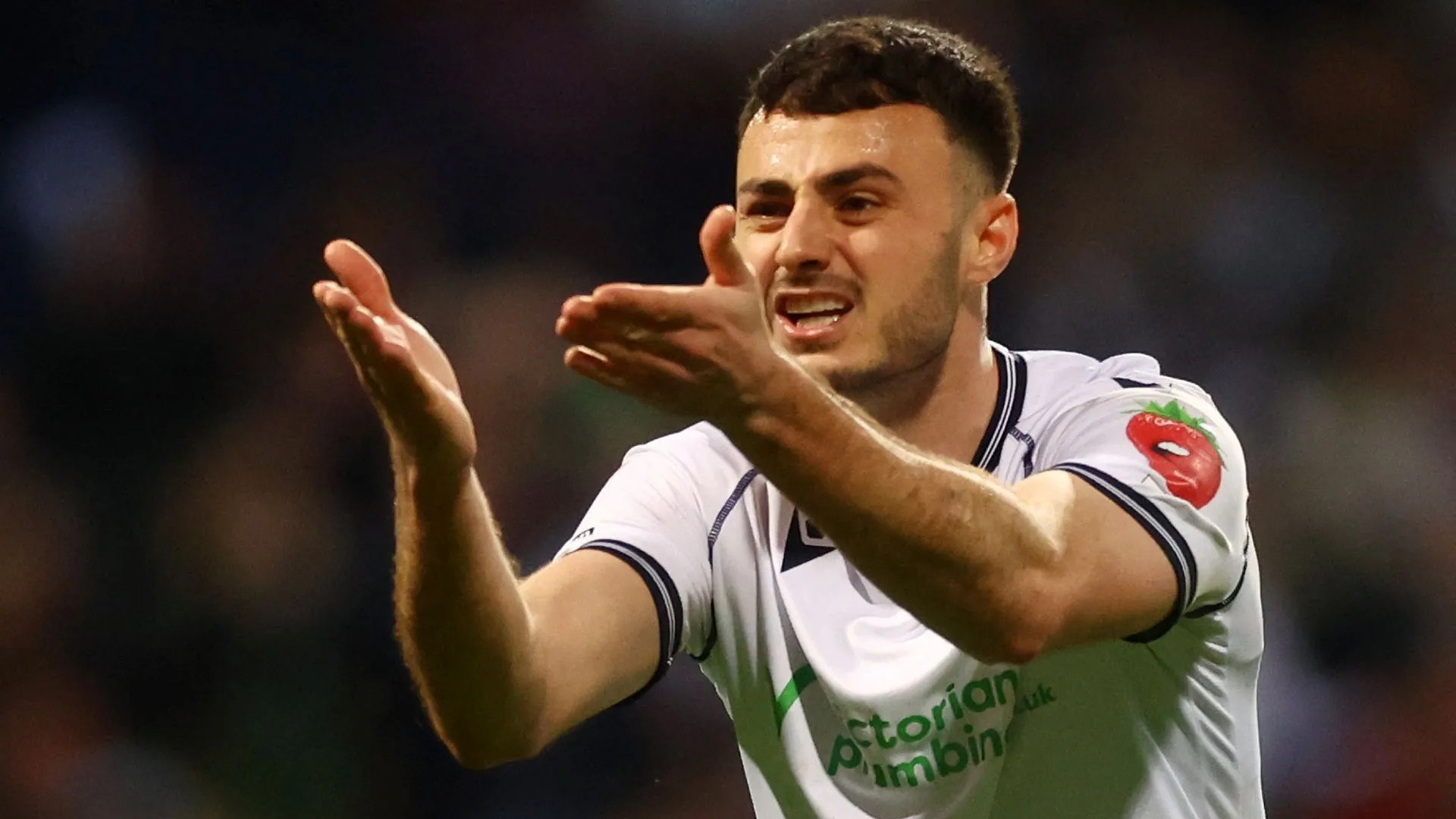 Tiền đạo Aaron Collins rời Bolton Wanderers chuyển đến Milton Keynes Dons