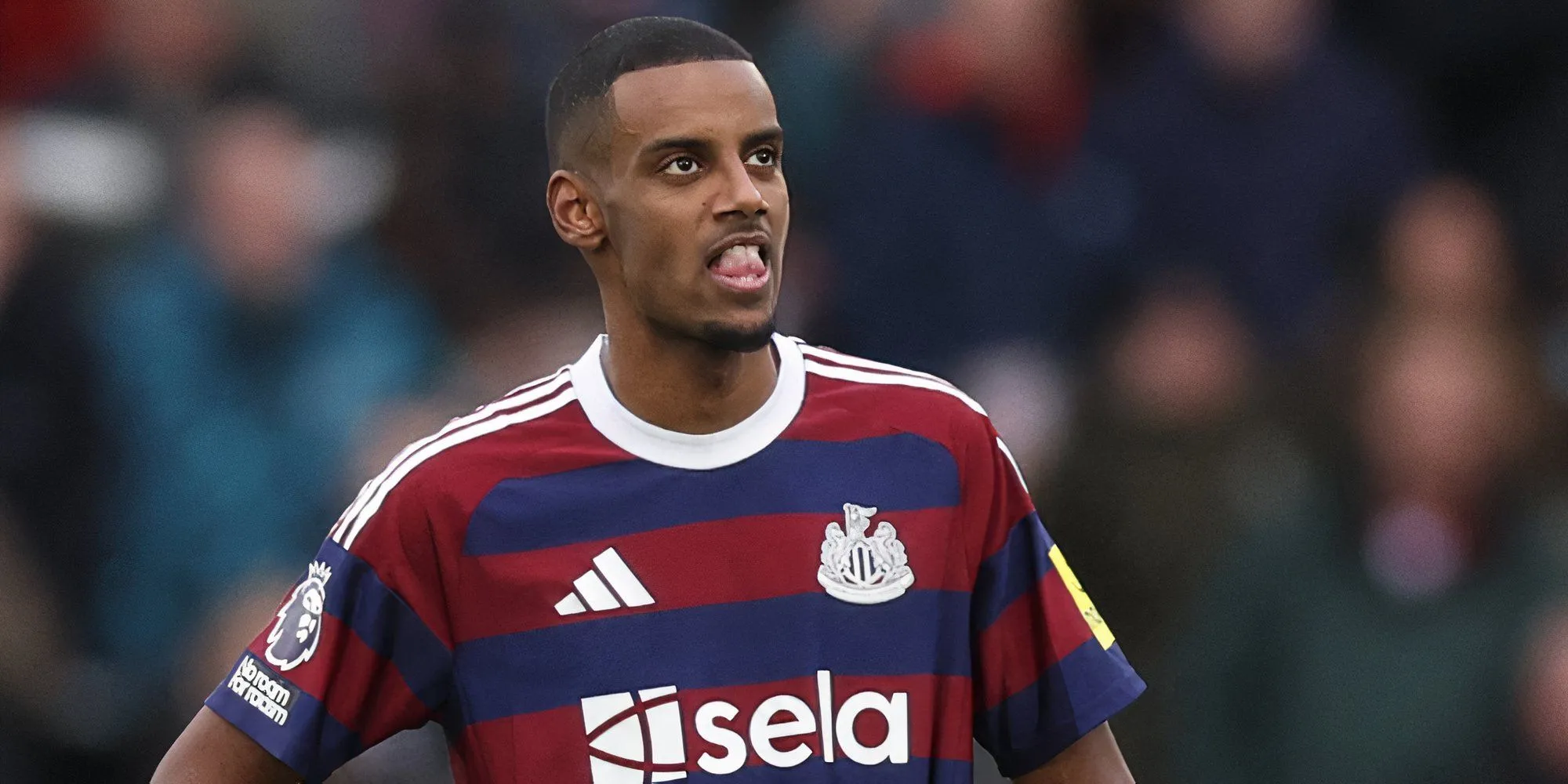 Tiền đạo Alexander Isak trong màu áo Newcastle United thi đấu trên sân