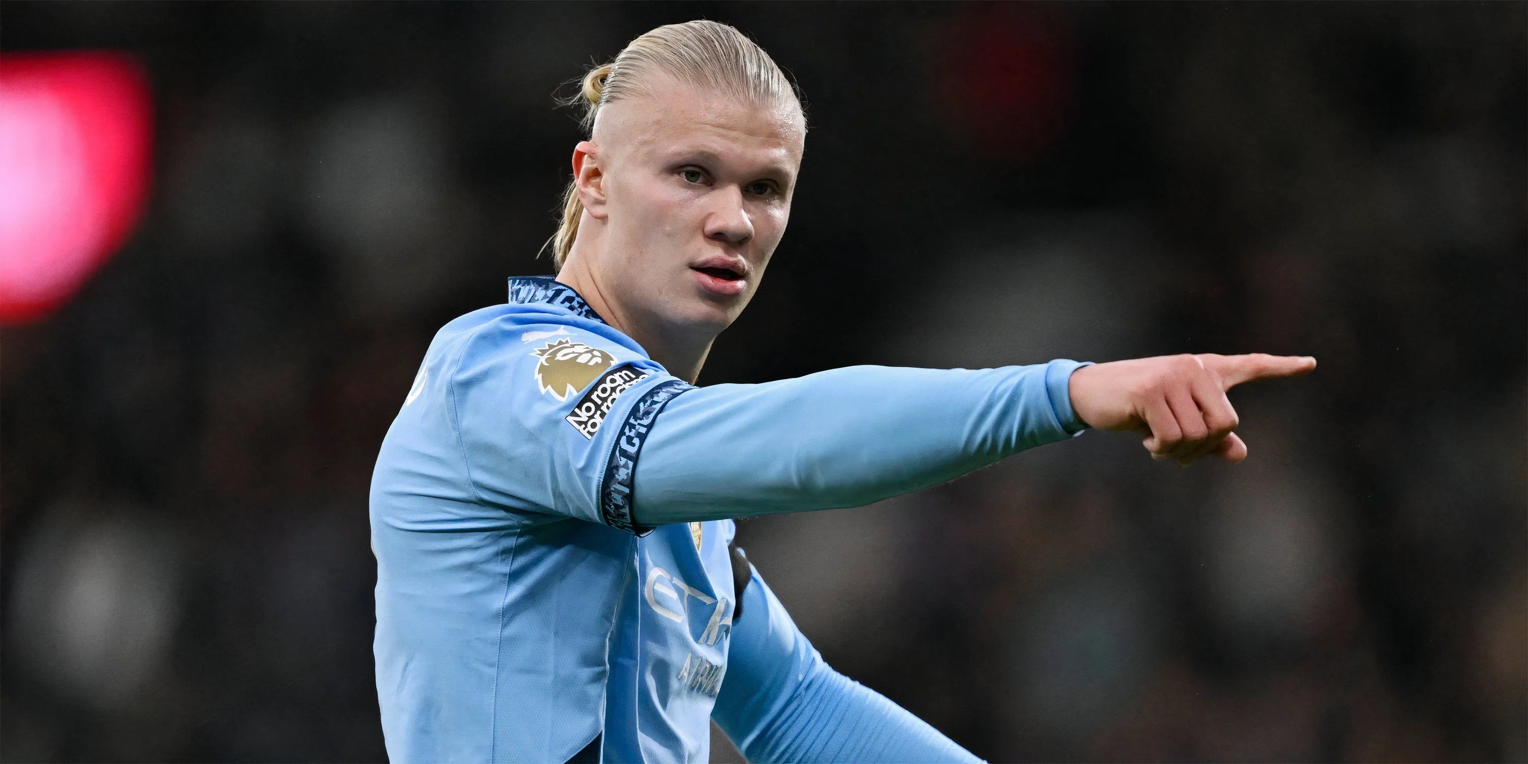 Tiền đạo Erling Haaland của Manchester City trong một pha bóng tấn công, thể hiện khả năng ghi bàn đáng sợ của anh.