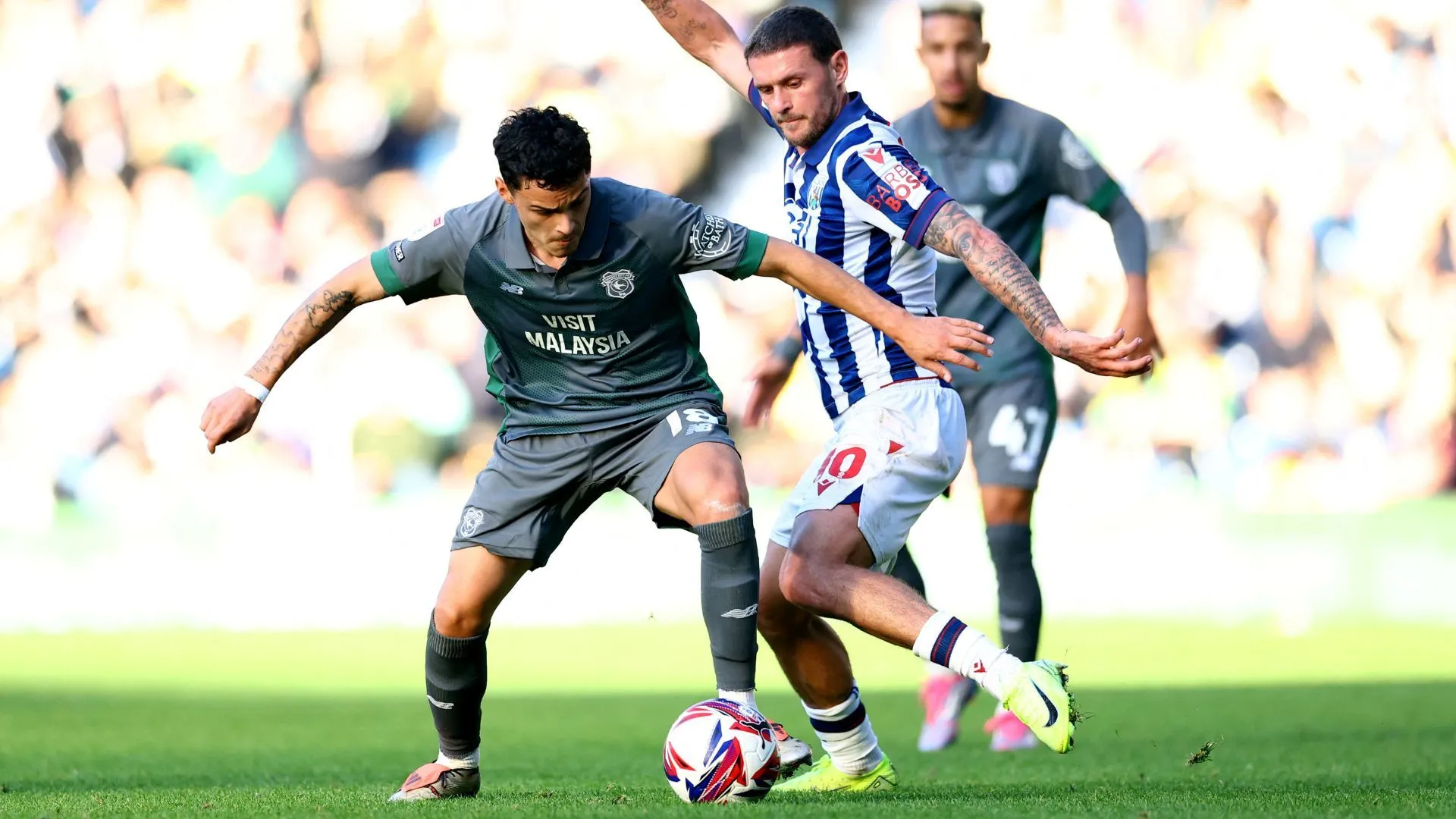Tiền vệ Alex Robertson trong màu áo Cardiff City, một tài năng sáng giá ở League One