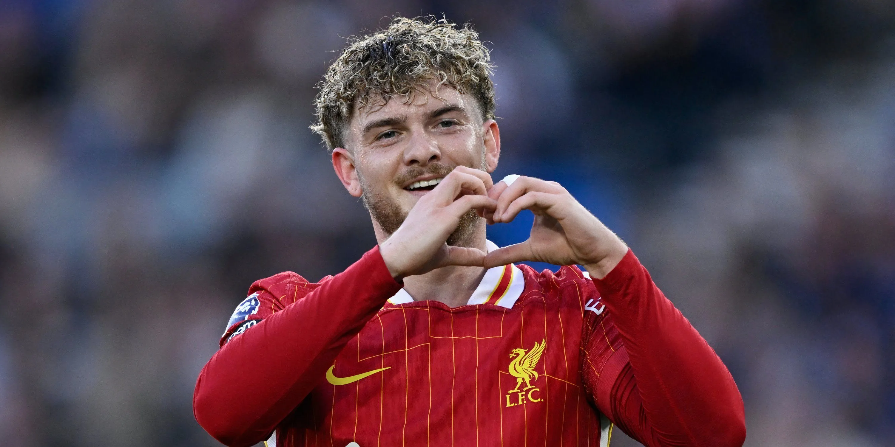 Tiền vệ Harvey Elliott của Liverpool thể hiện niềm vui sau pha lập công, phản ánh phong độ của cầu thủ trẻ