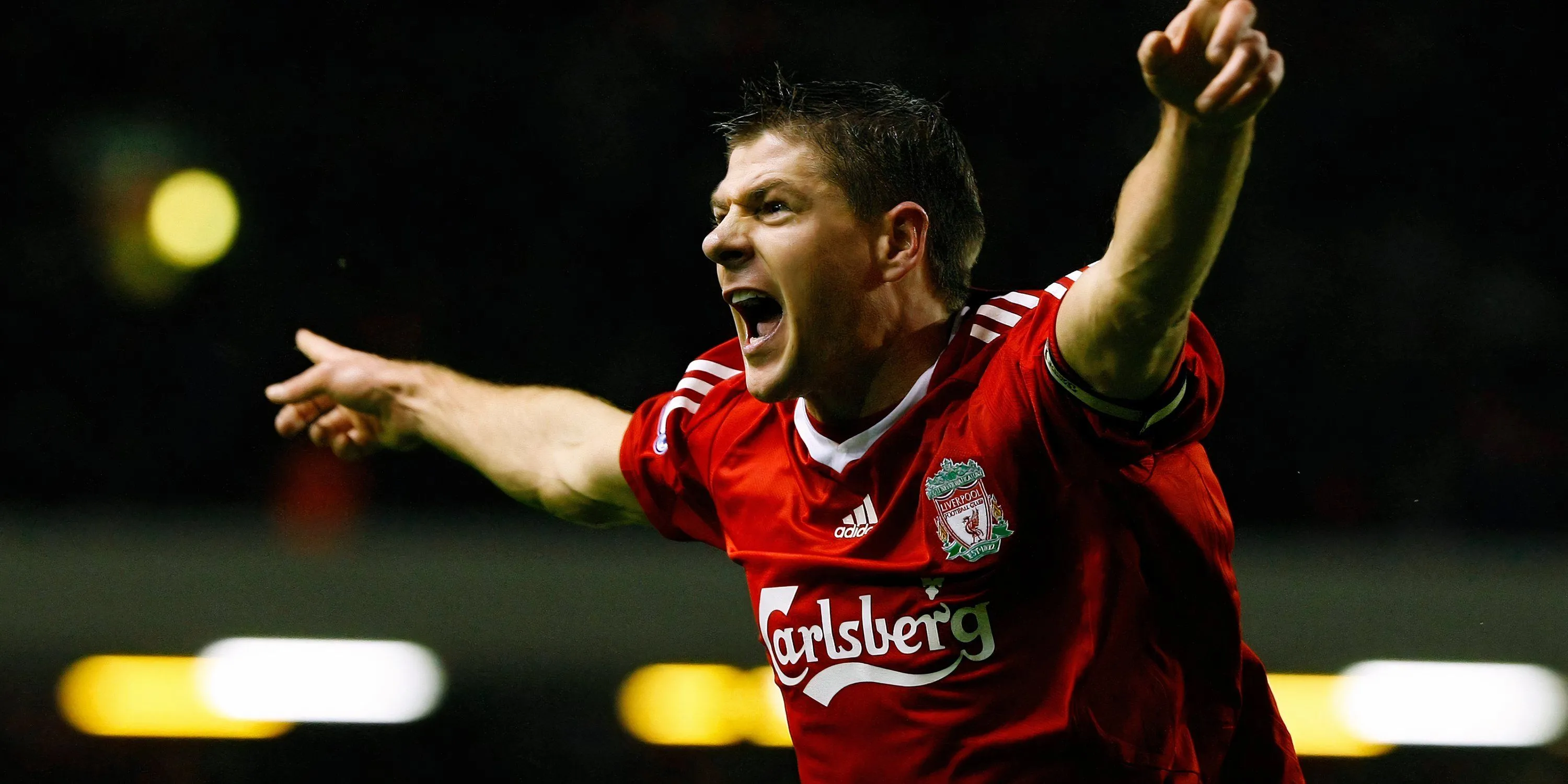 Tiền vệ huyền thoại Steven Gerrard của Liverpool ăn mừng bàn thắng sau một pha dứt điểm hoặc penalty thành công.