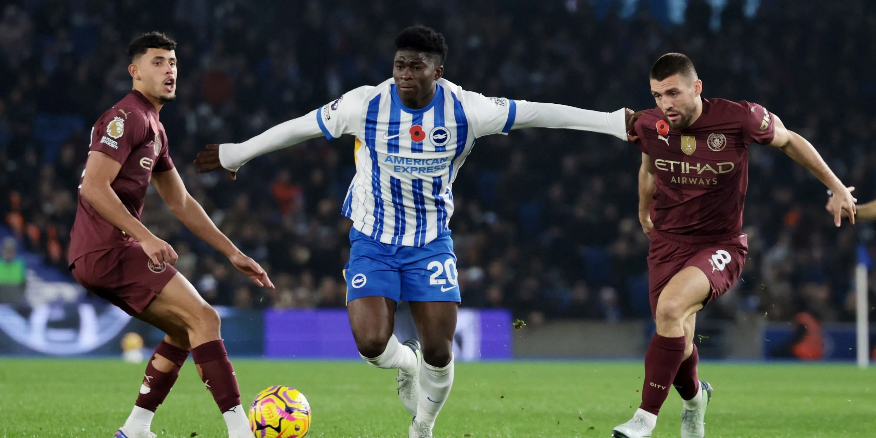 Carlos Baleba của Brighton tranh chấp bóng với Mateo Kovacic của Manchester City tại Premier League.