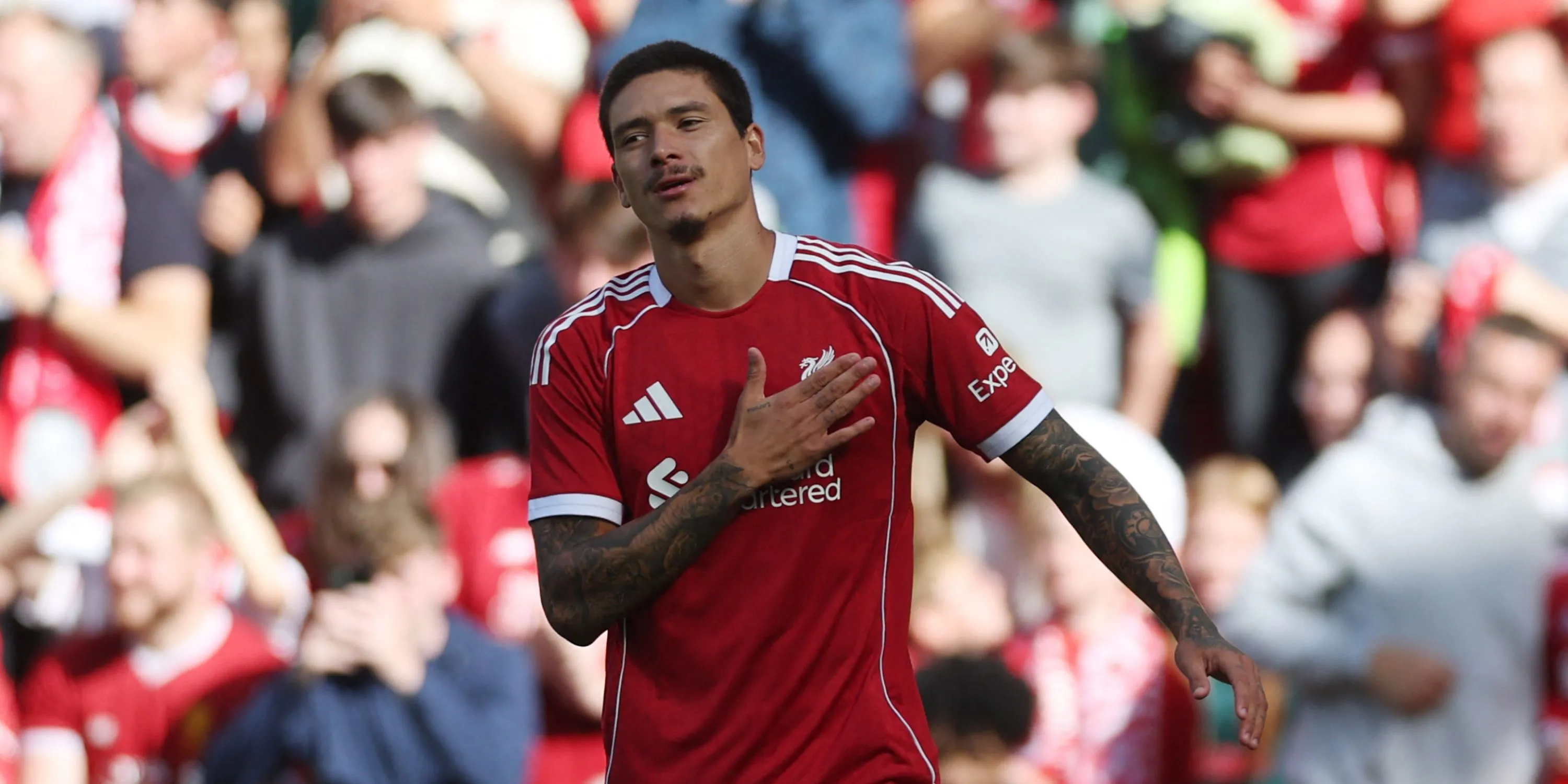 Darwin Nunez chạm tay vào huy hiệu Liverpool sau bàn thắng