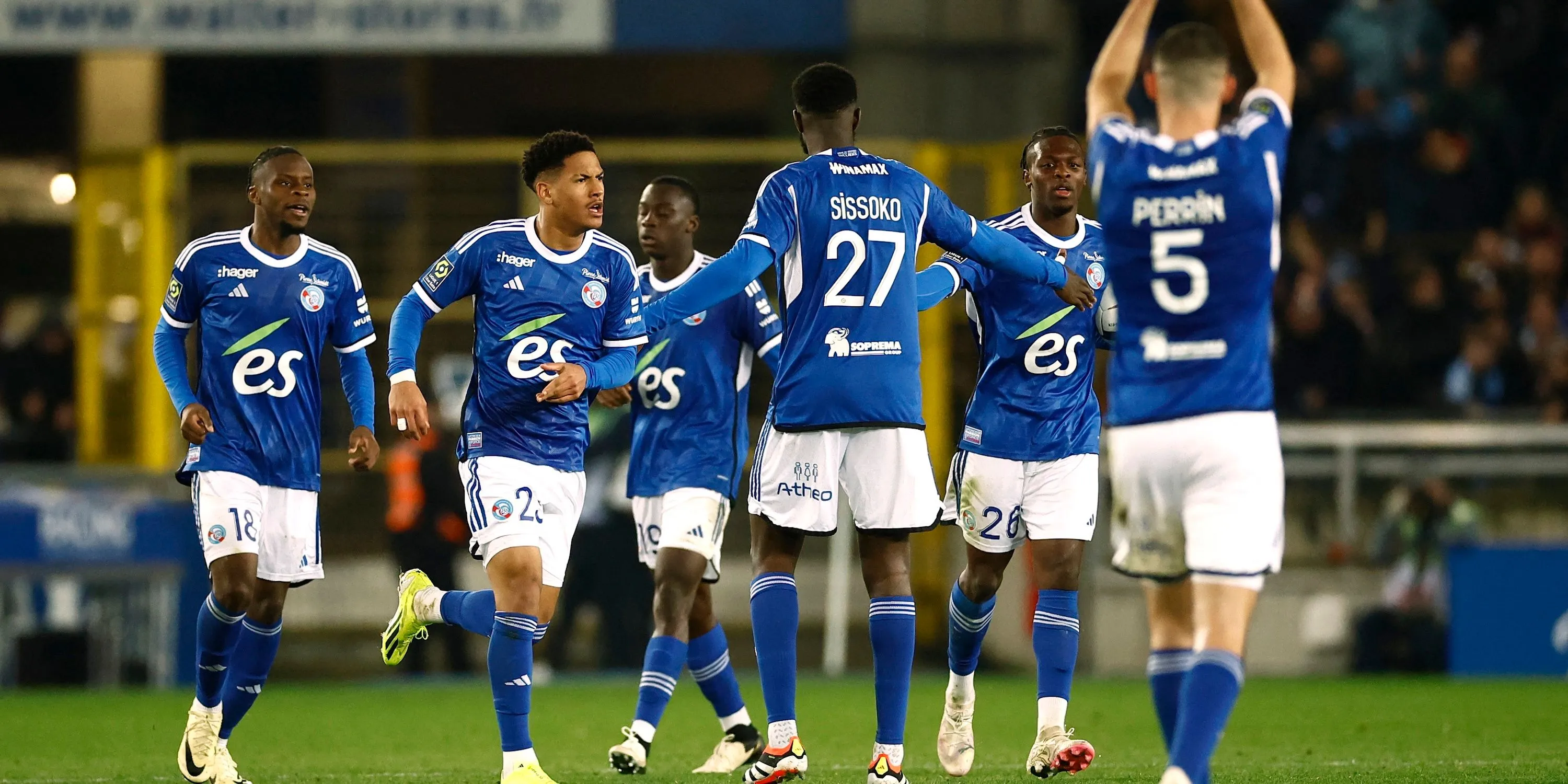Dilane Bakwa ăn mừng bàn thắng cùng các đồng đội RC Strasbourg.