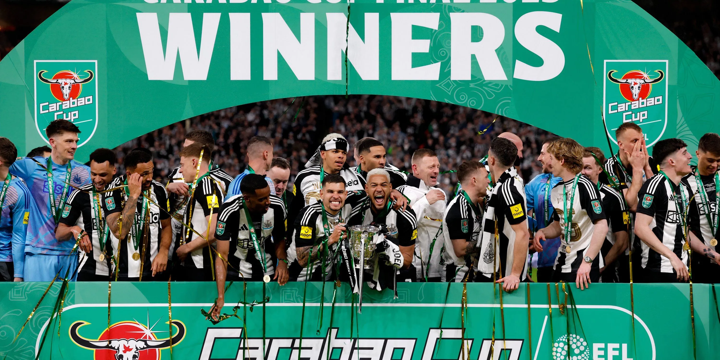Đội hình Newcastle United đang ăn mừng bàn thắng trên sân nhà