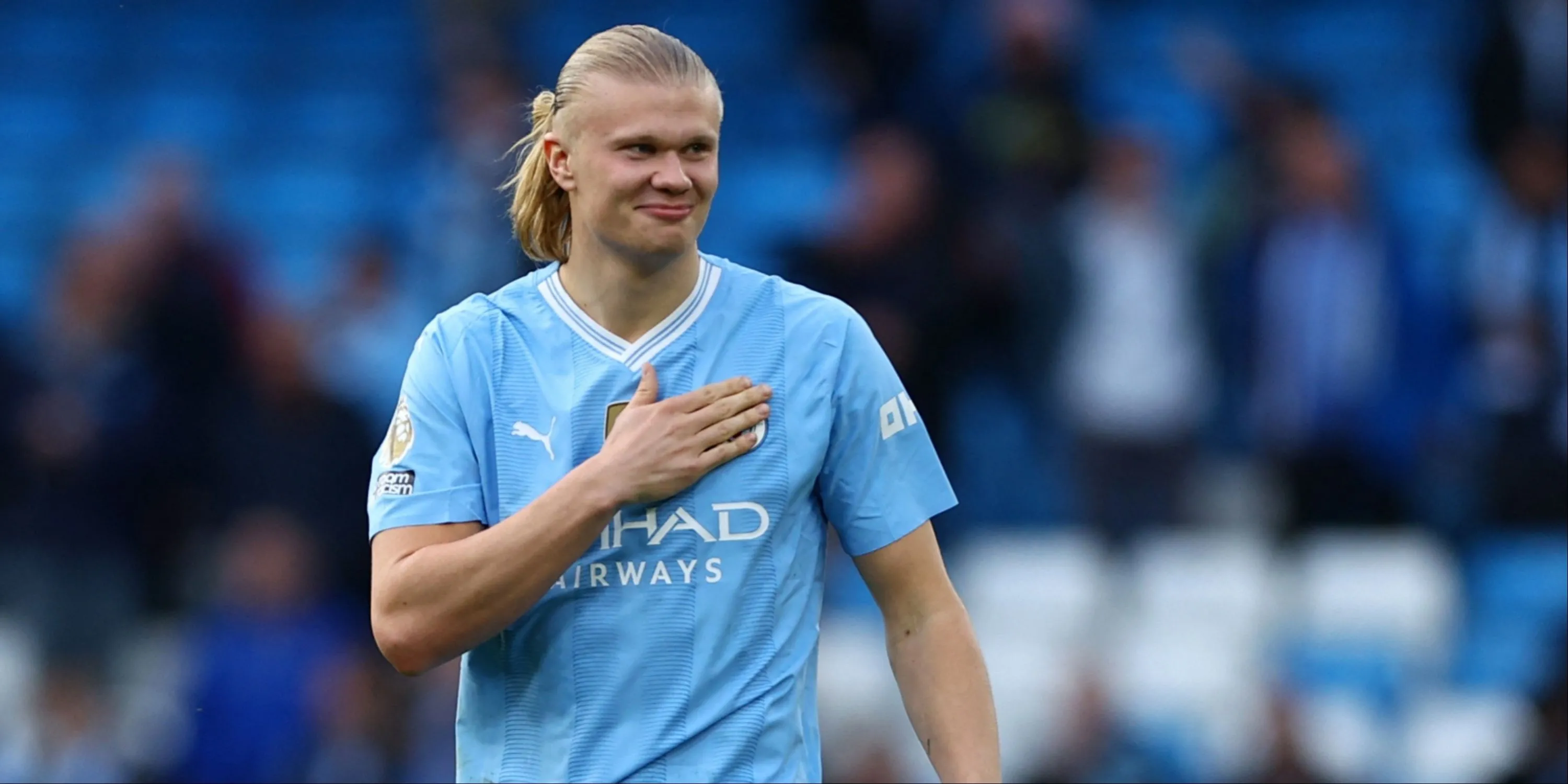 Erling Haaland vỗ vào logo Manchester City trên ngực