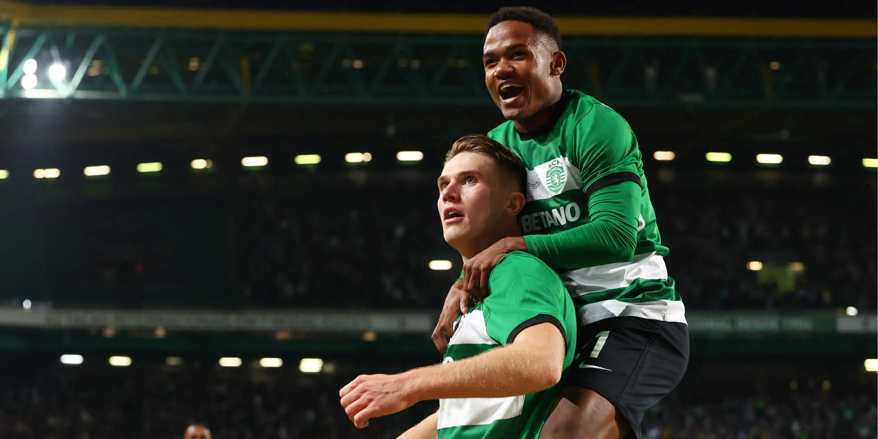 Geny Catamo ăn mừng cùng đồng đội Viktor Gyokeres tại Sporting Lisbon