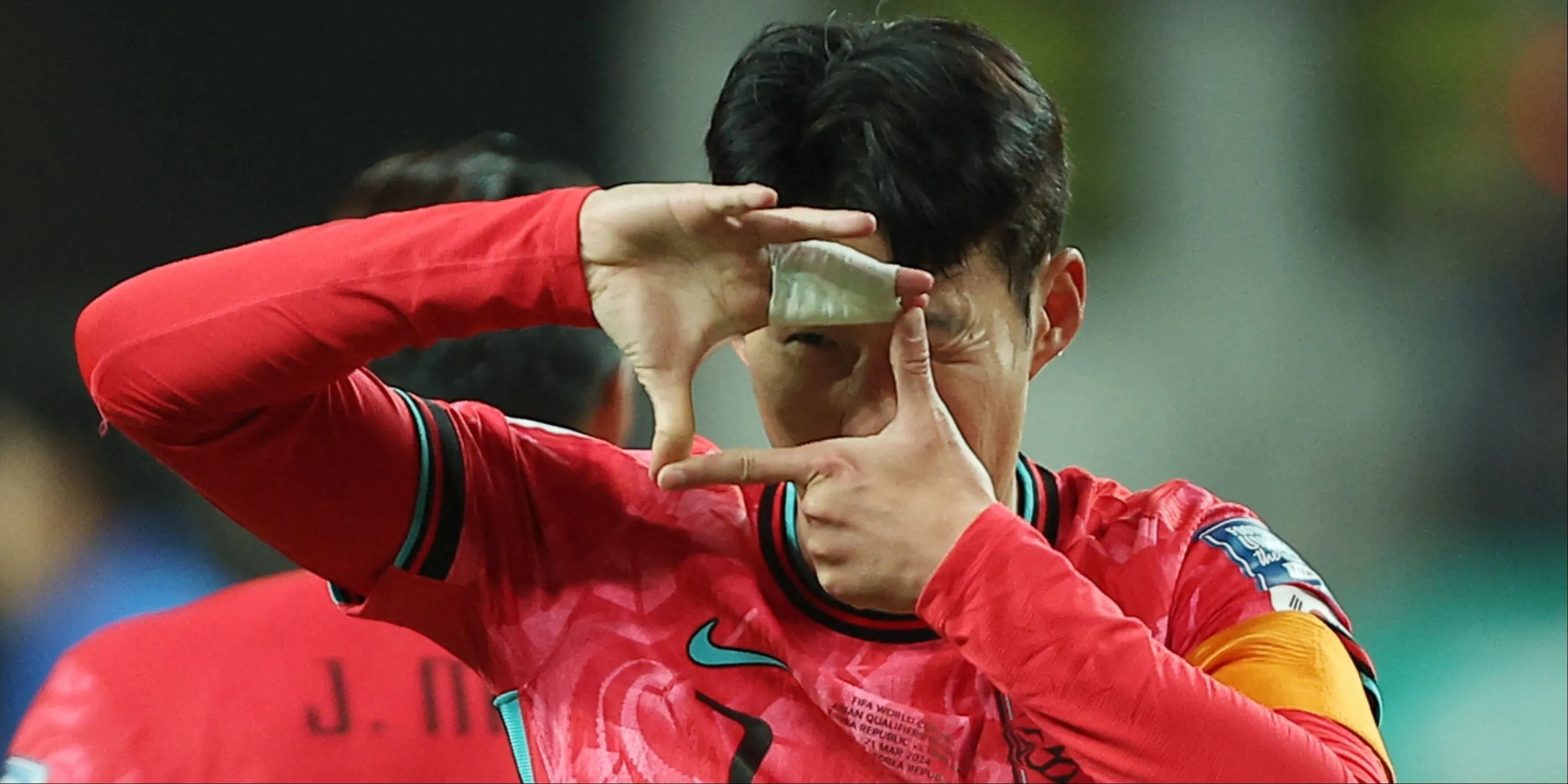 Heung-min Son ăn mừng bàn thắng cho đội tuyển Hàn Quốc