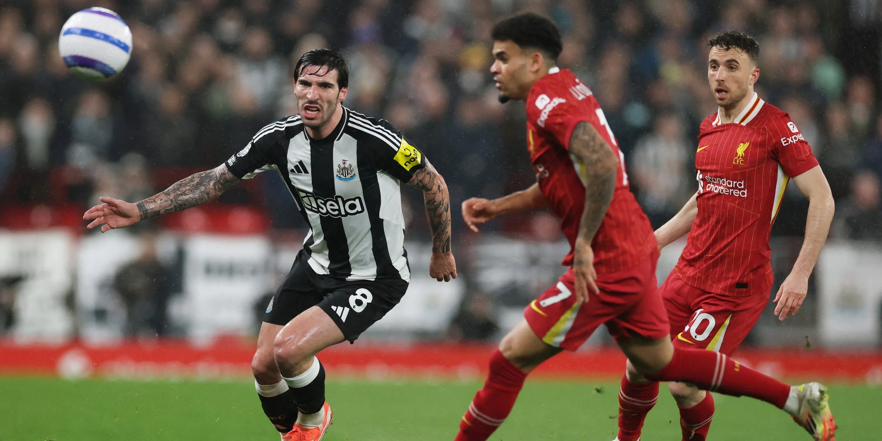 Luis Diaz và Diogo Jota tranh chấp với Sandro Tonali