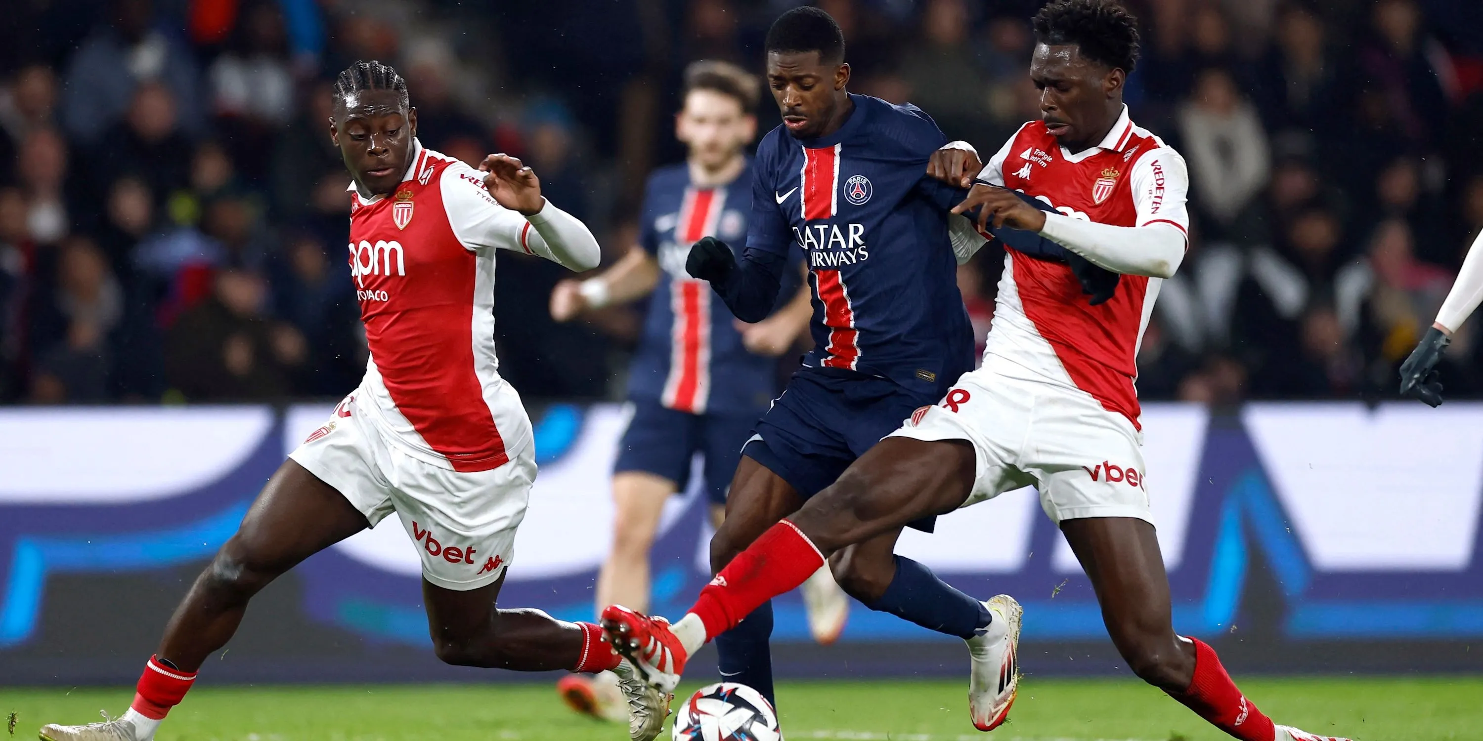 Ousmane Dembele của PSG tranh bóng với Soungoutou Magassa của AS Monaco