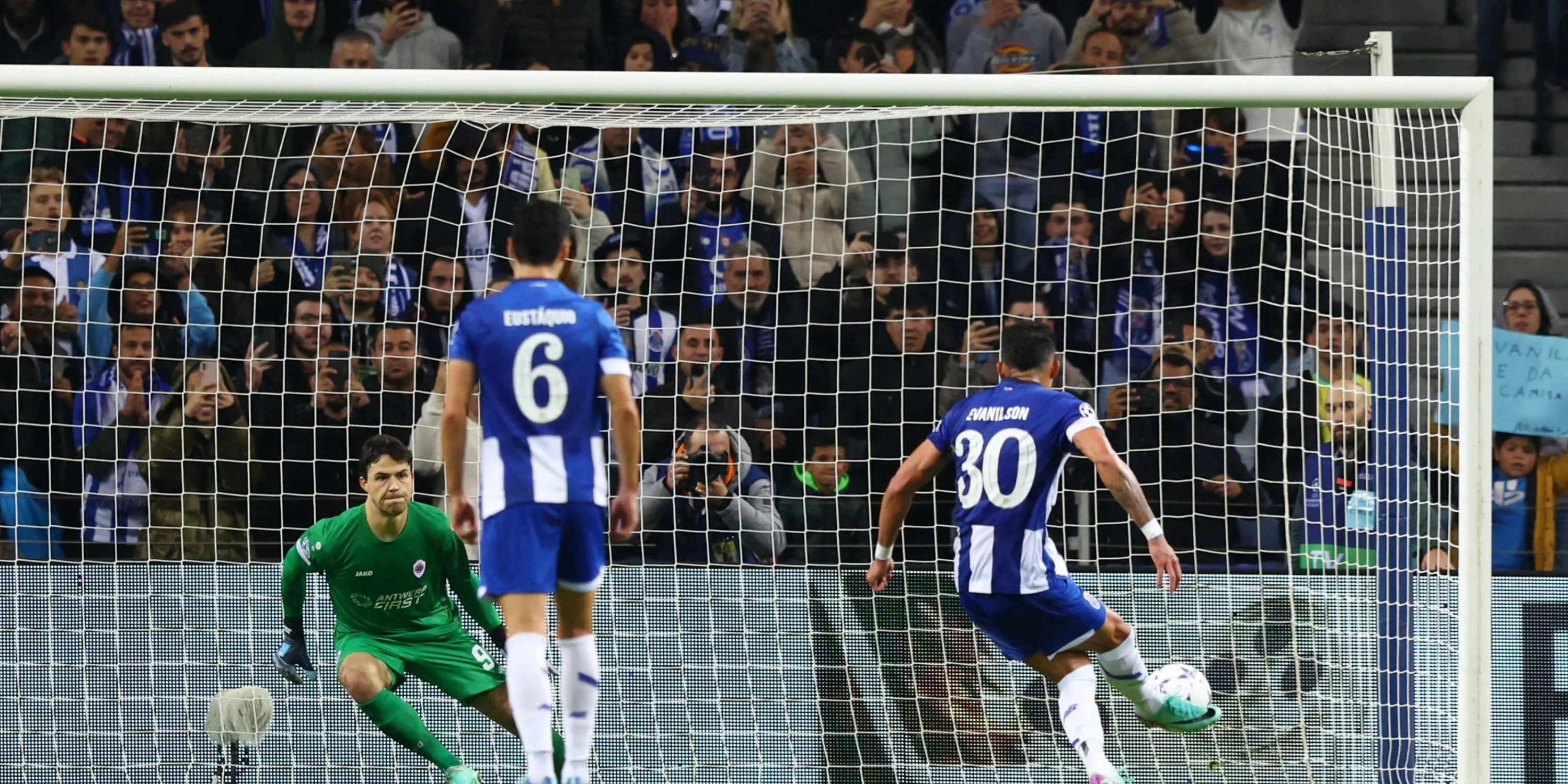 Senne Lammens cản phá bóng cho Royal Antwerp tại đấu trường Champions League.