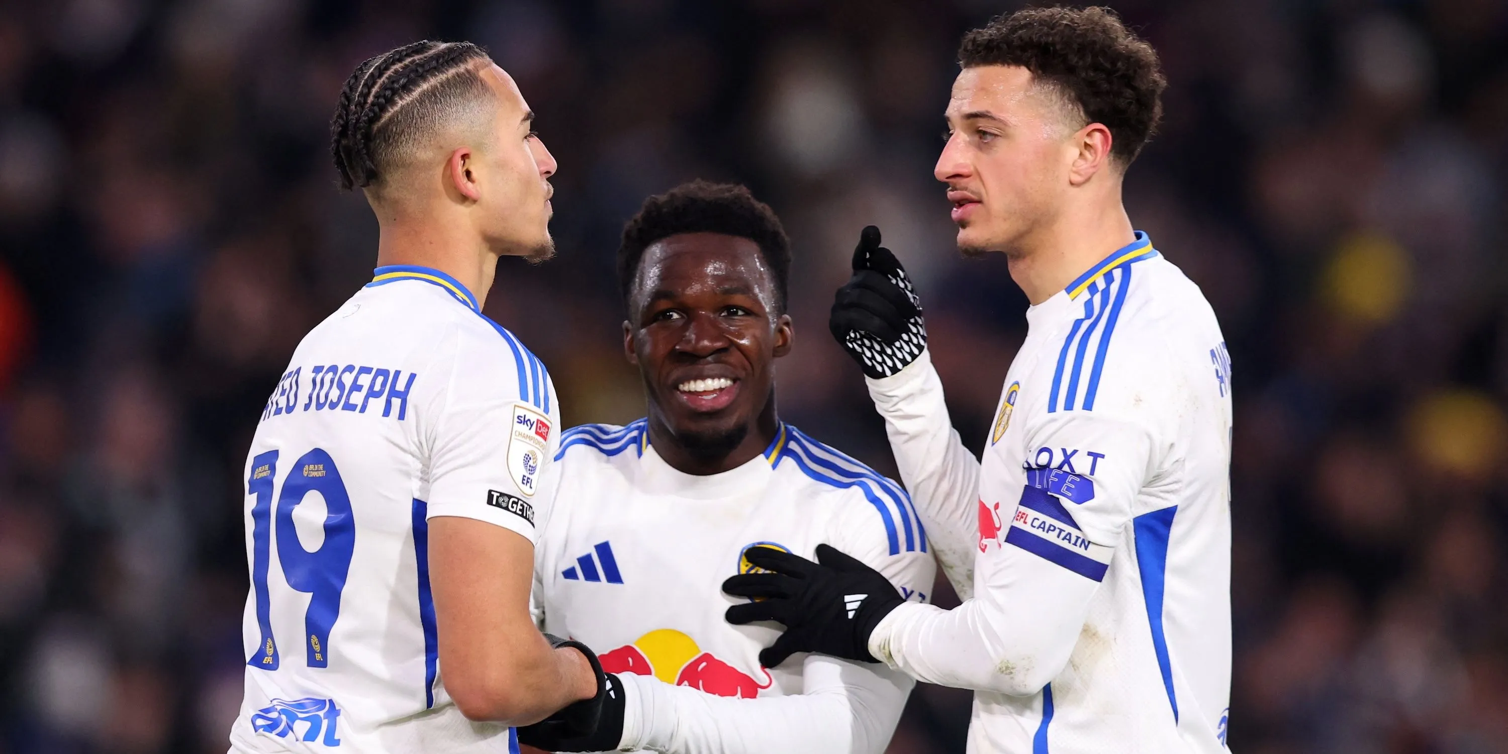 Wilfried Gnonto cùng các đồng đội Leeds United trong một pha ăn mừng.