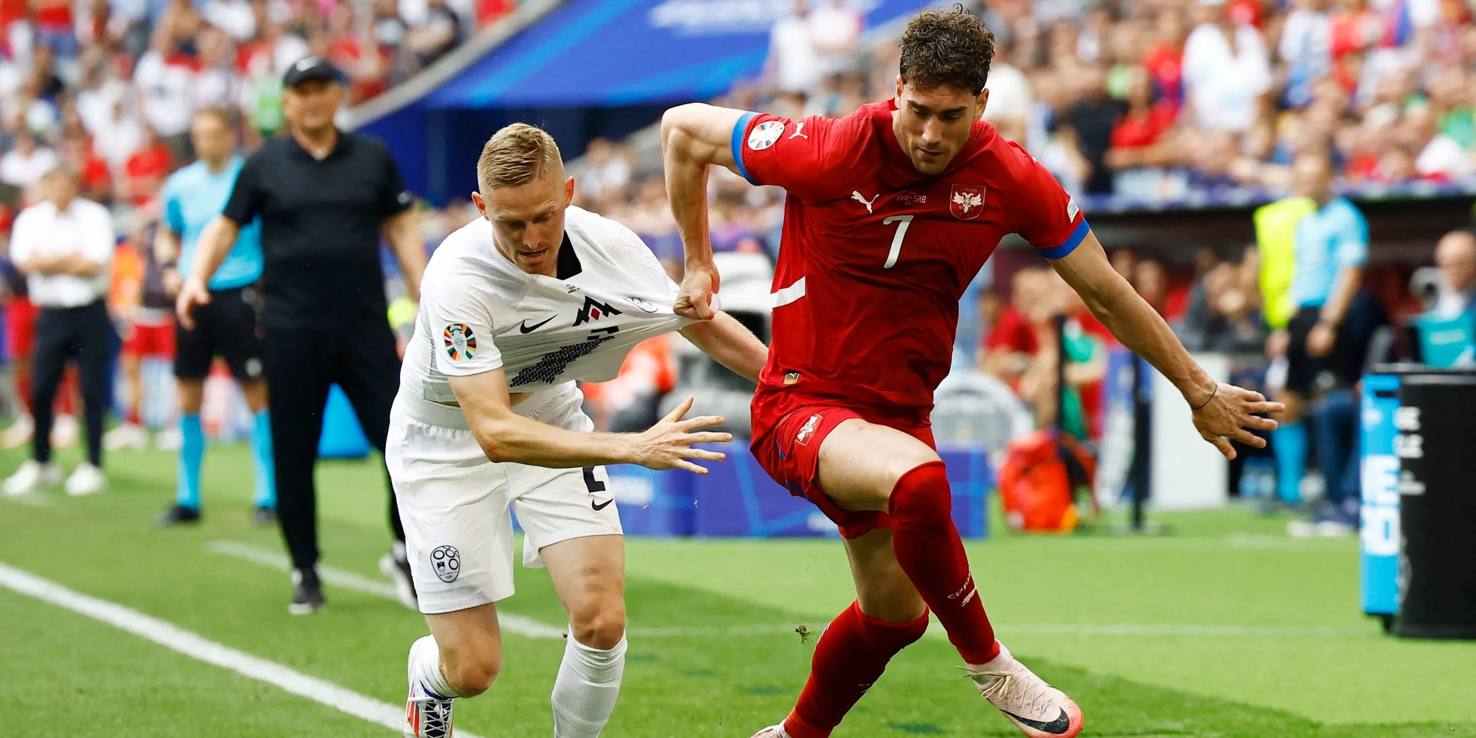 Zan Karnicnik của Slovenia trong pha tranh chấp với Dusan Vlahovic của Serbia
