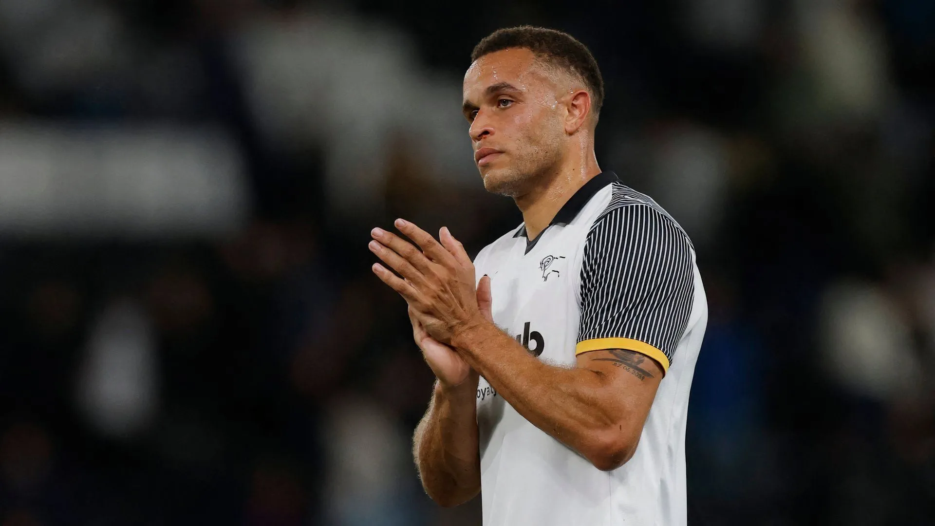 Carlton Morris đã trở thành tiền đạo chính của Derby County với 5 bàn trong 3 trận gần đây