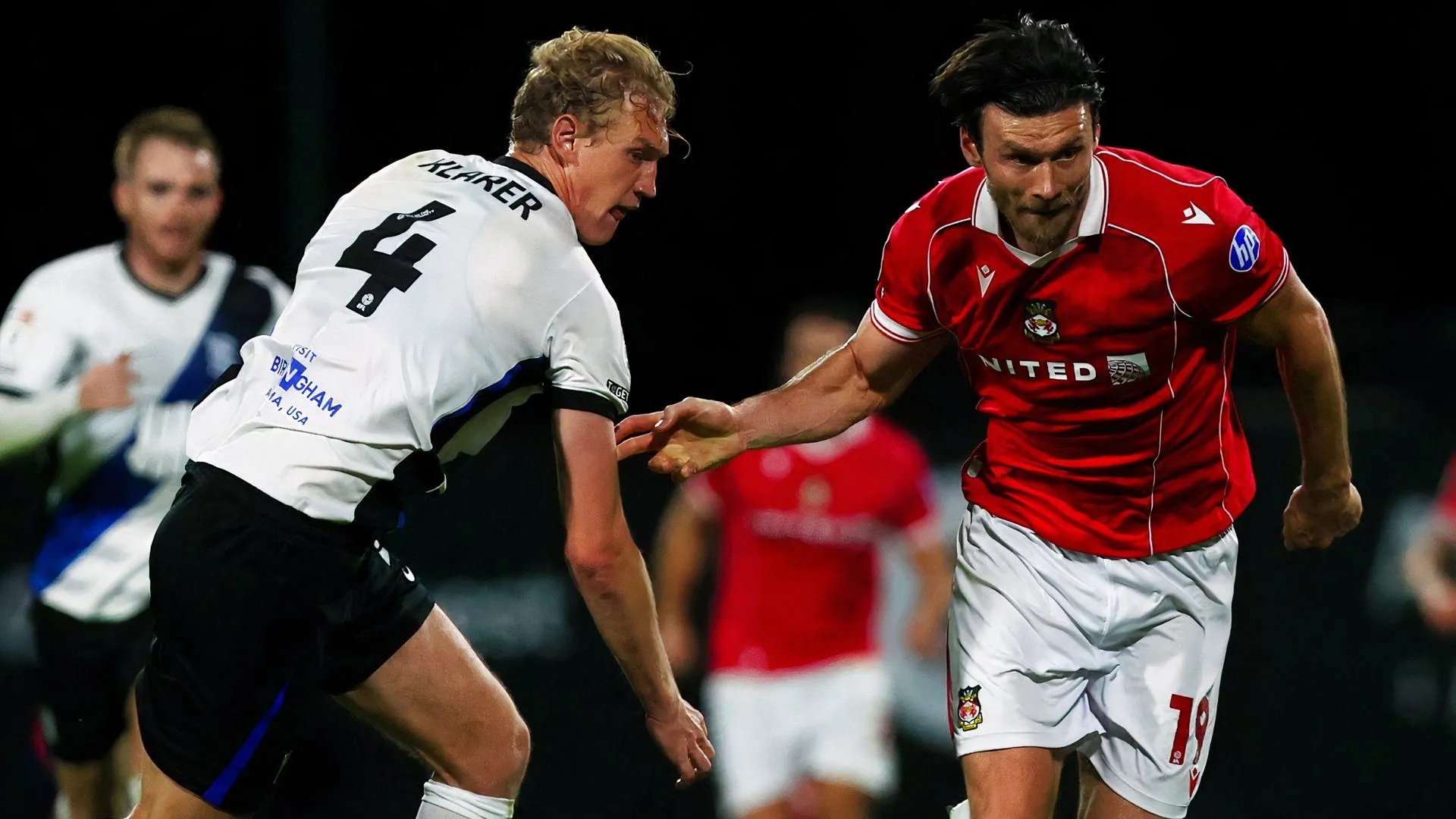 Christoph Klarer trong trận đấu của Birmingham City gặp Wrexham