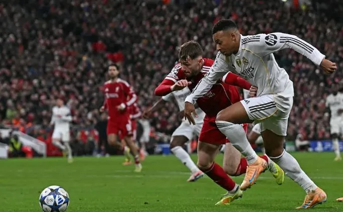 Conor Bradley thể hiện khả năng phòng ngự xuất sắc trước Kylian Mbappe