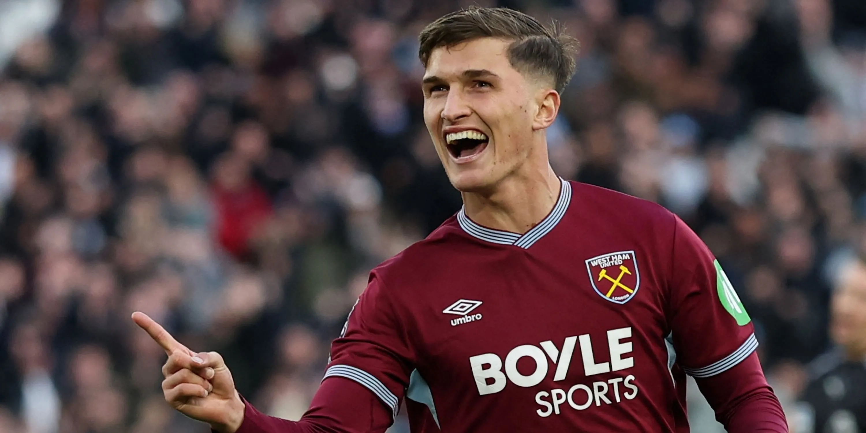 Freddie Potts của West Ham ăn mừng sau một bàn thắng sau này bị ghi nhận lại