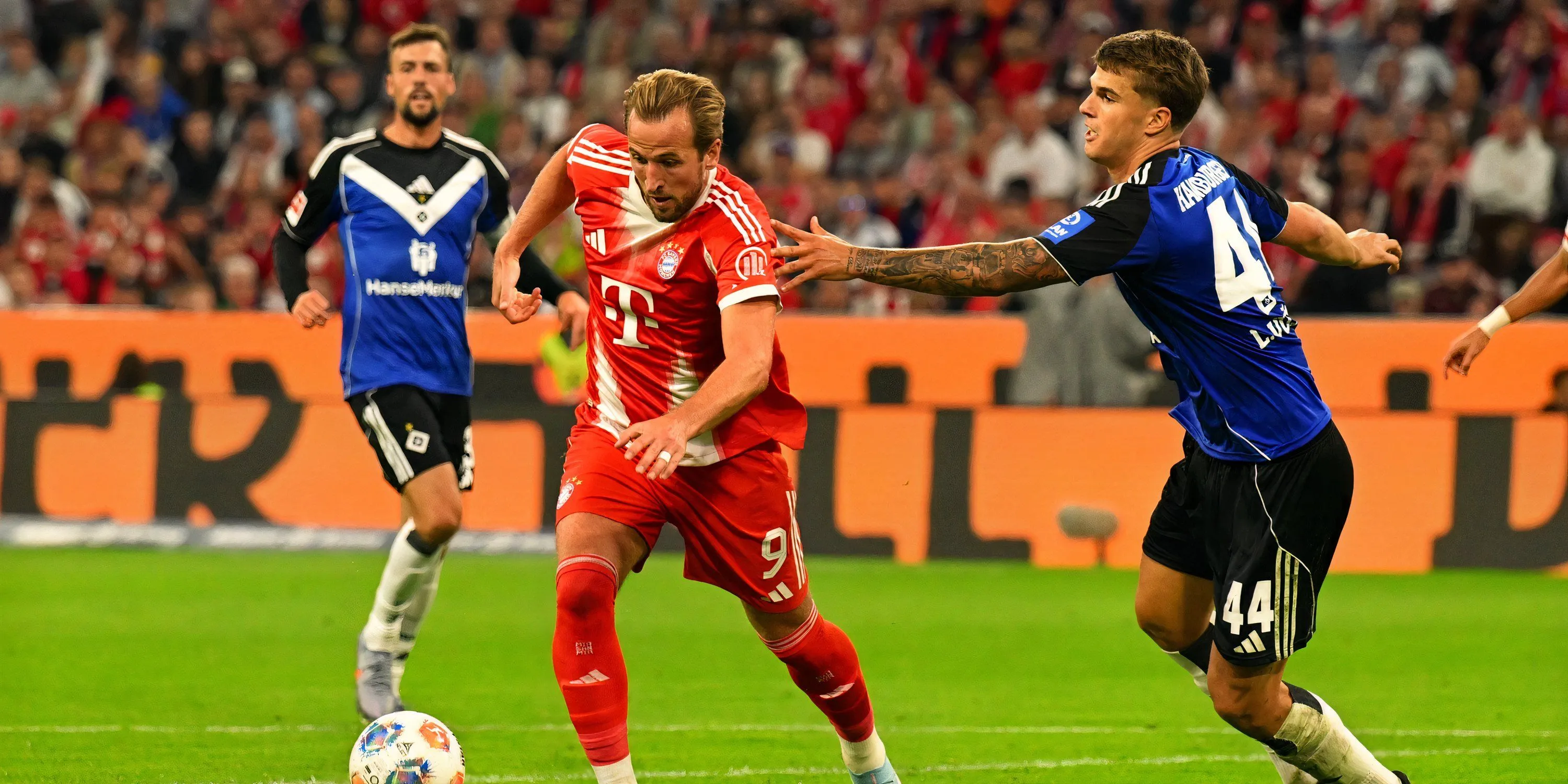 Harry Kane chơi chống lại Luka Vuskovic trong một trận đấu ở Bundesliga