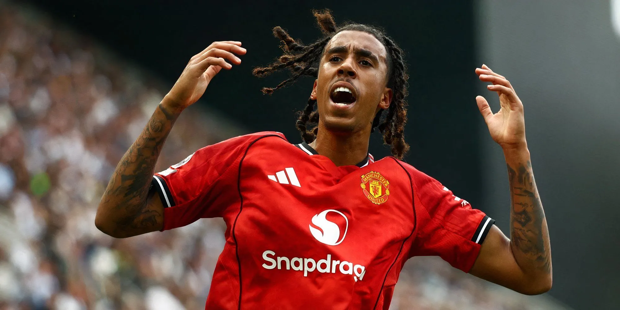 Hậu vệ Leny Yoro của Manchester United trong trang phục áo đỏ