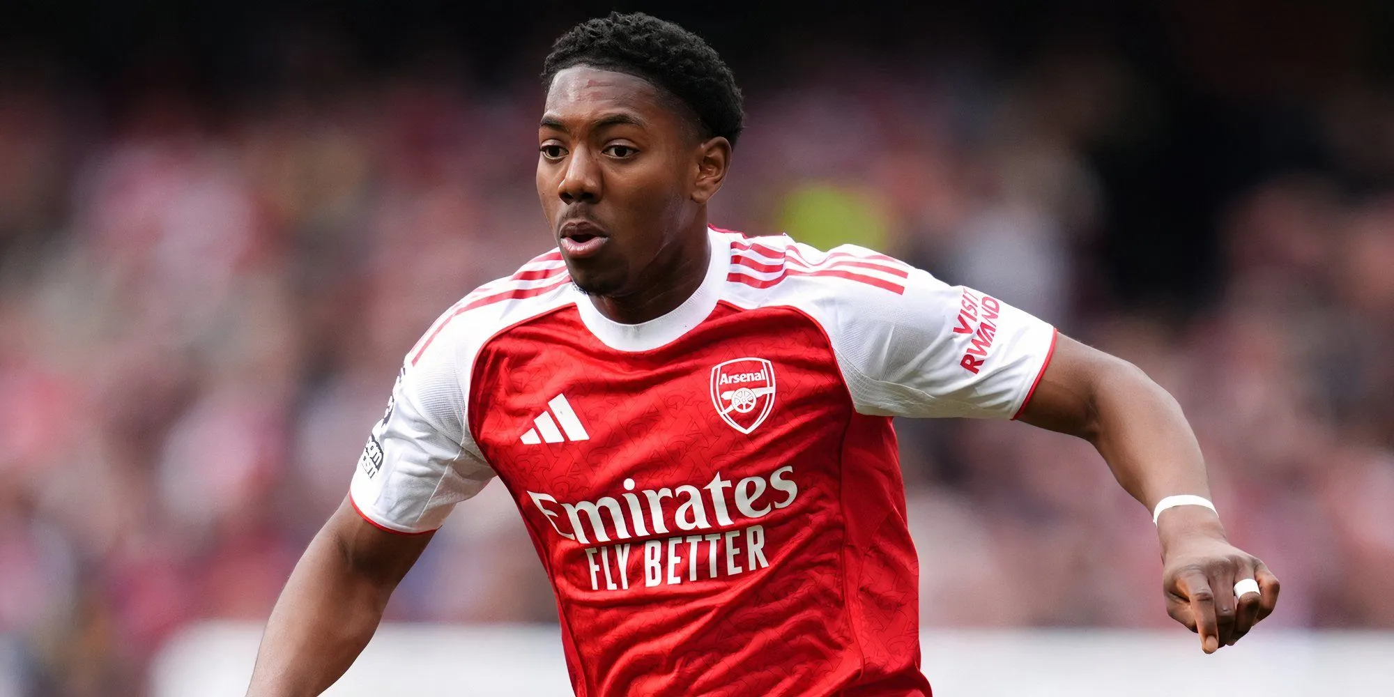 Hậu vệ trái Myles Lewis-Skelly của Arsenal khoác áo trắng