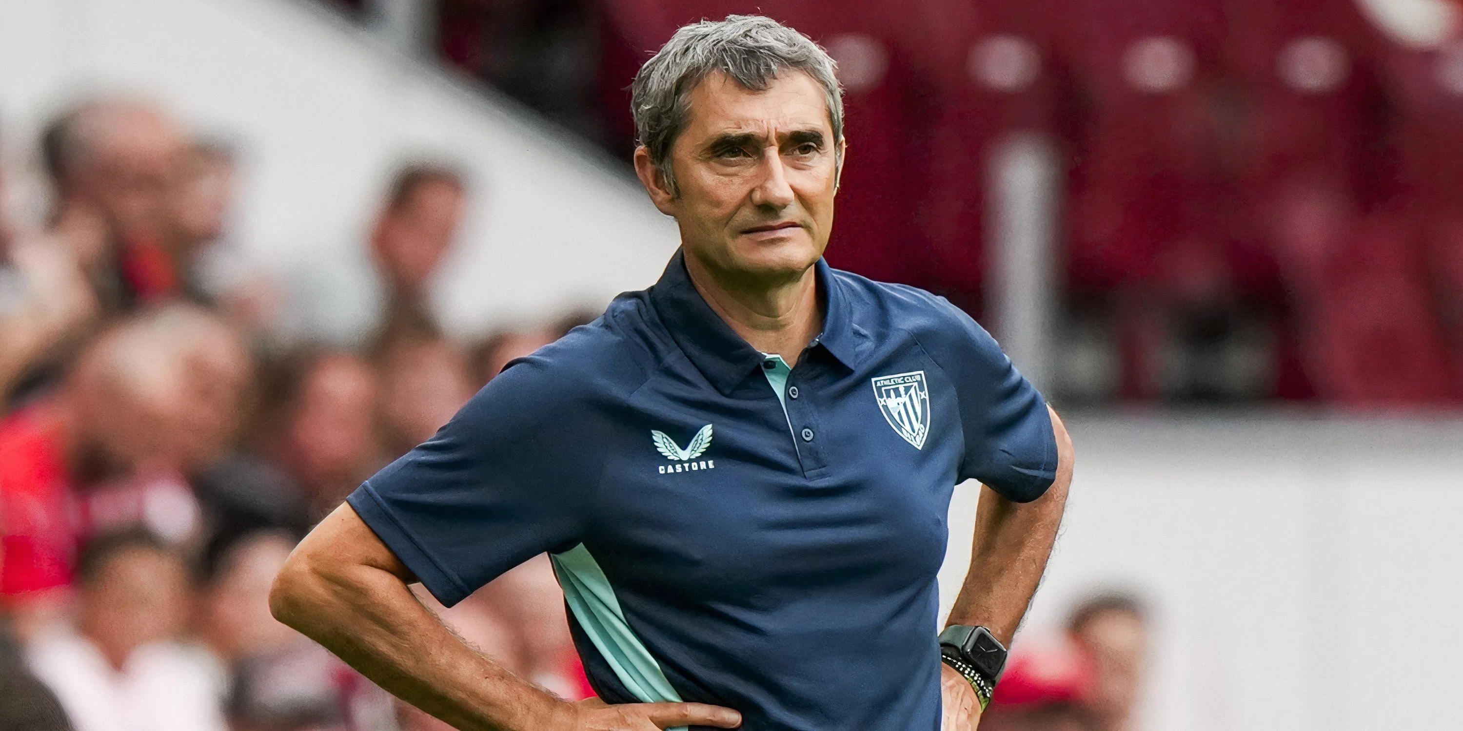 Huấn luyện viên Athletic Bilbao Ernesto Valverde quan sát từ đường biên