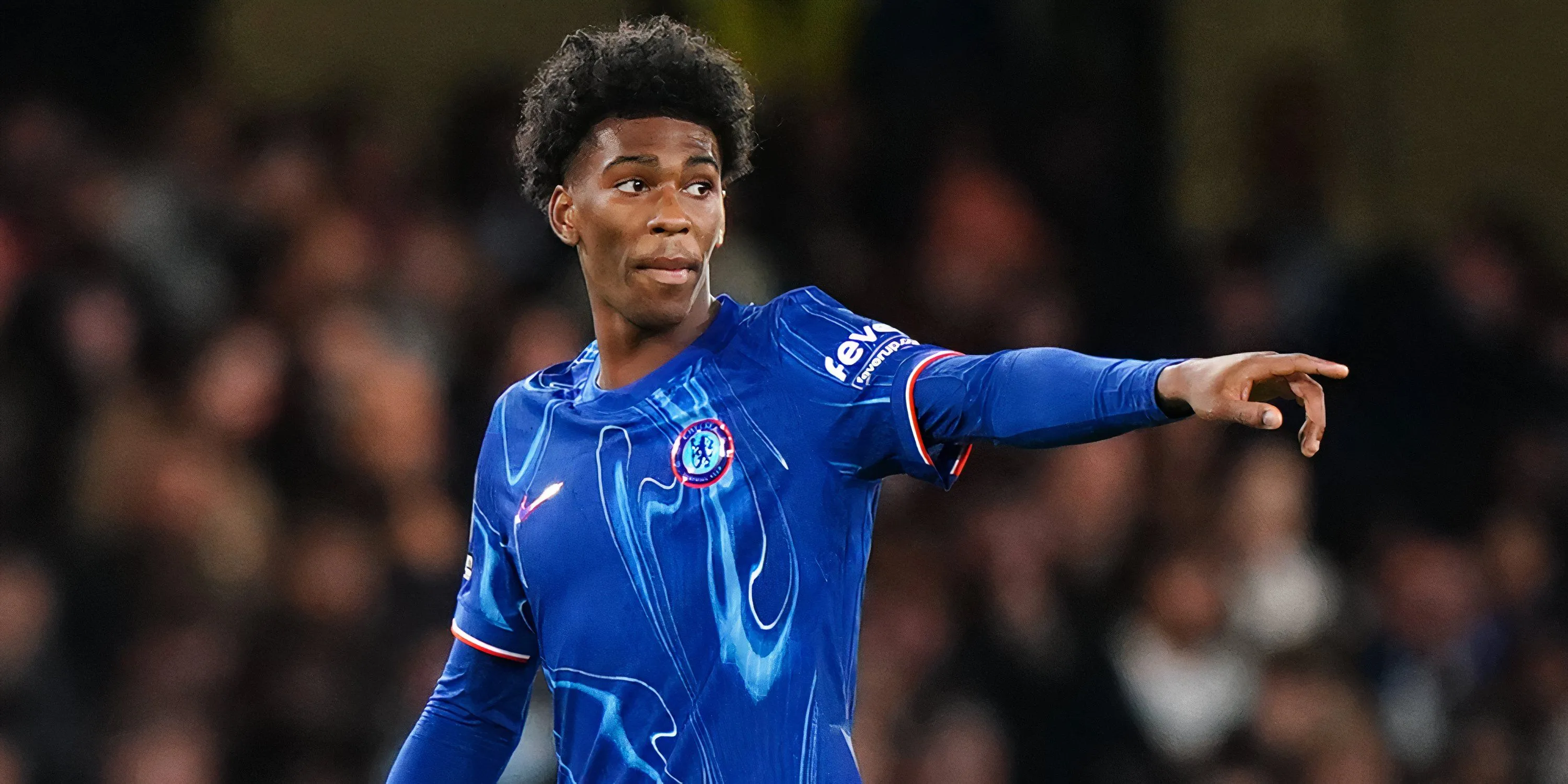 Josh Acheampong khoác áo Chelsea bảo vệ hàng thủ