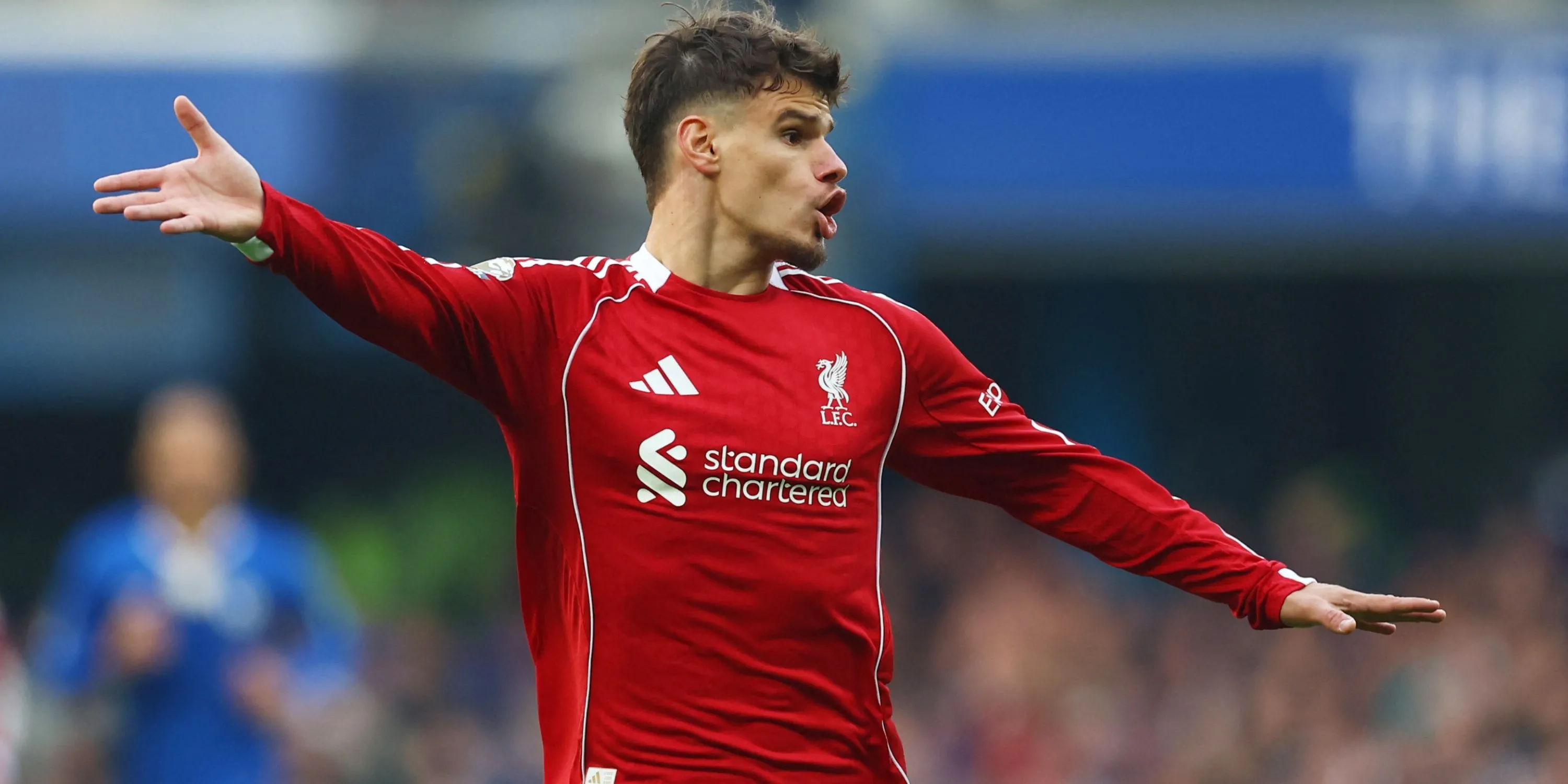 Milos Kerkez trong một pha phòng ngự tại Anfield