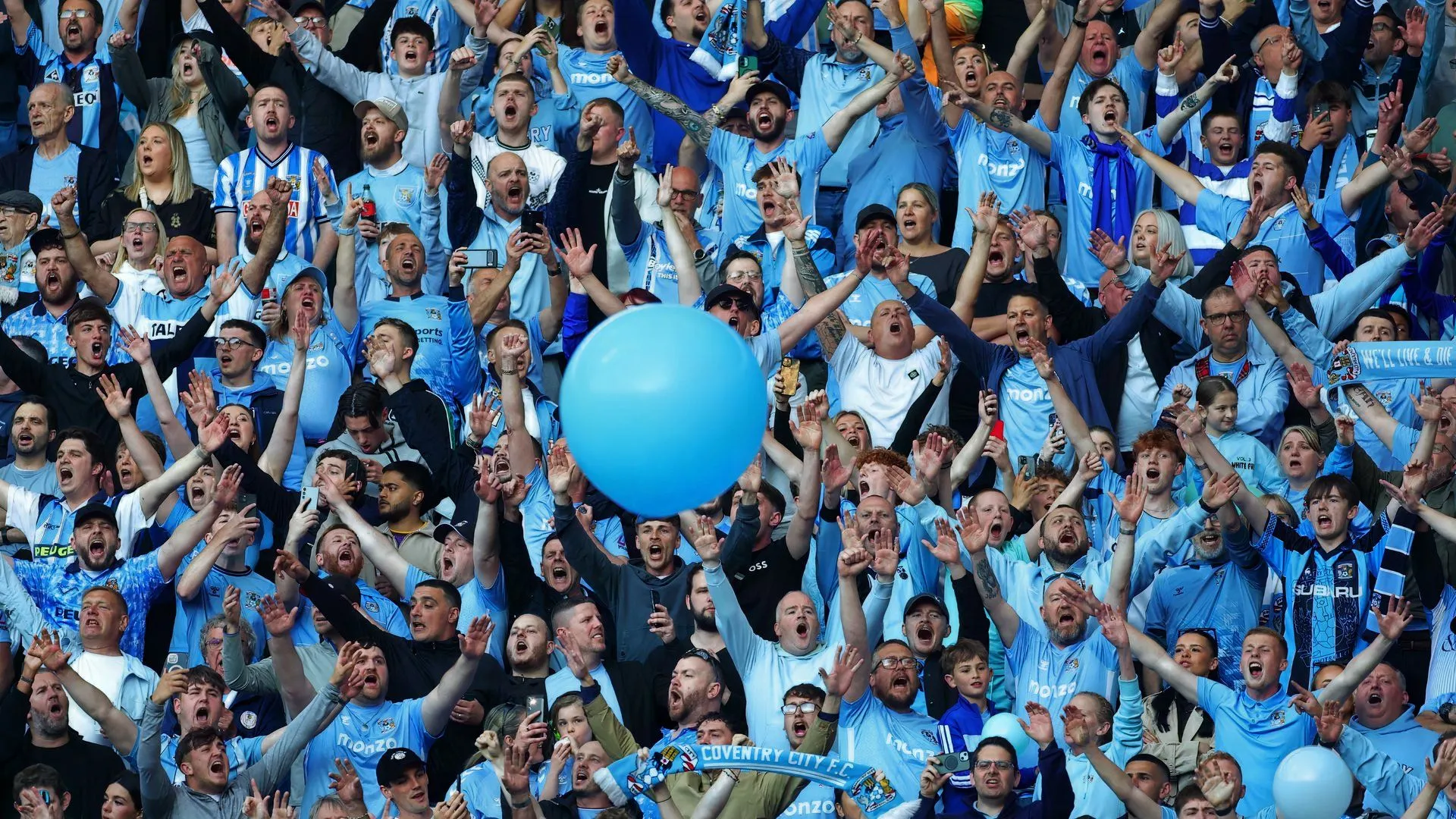 Những CĐV Coventry City tại sân CBS Arena cổ vũ hết mình cho đội bóng yêu thích