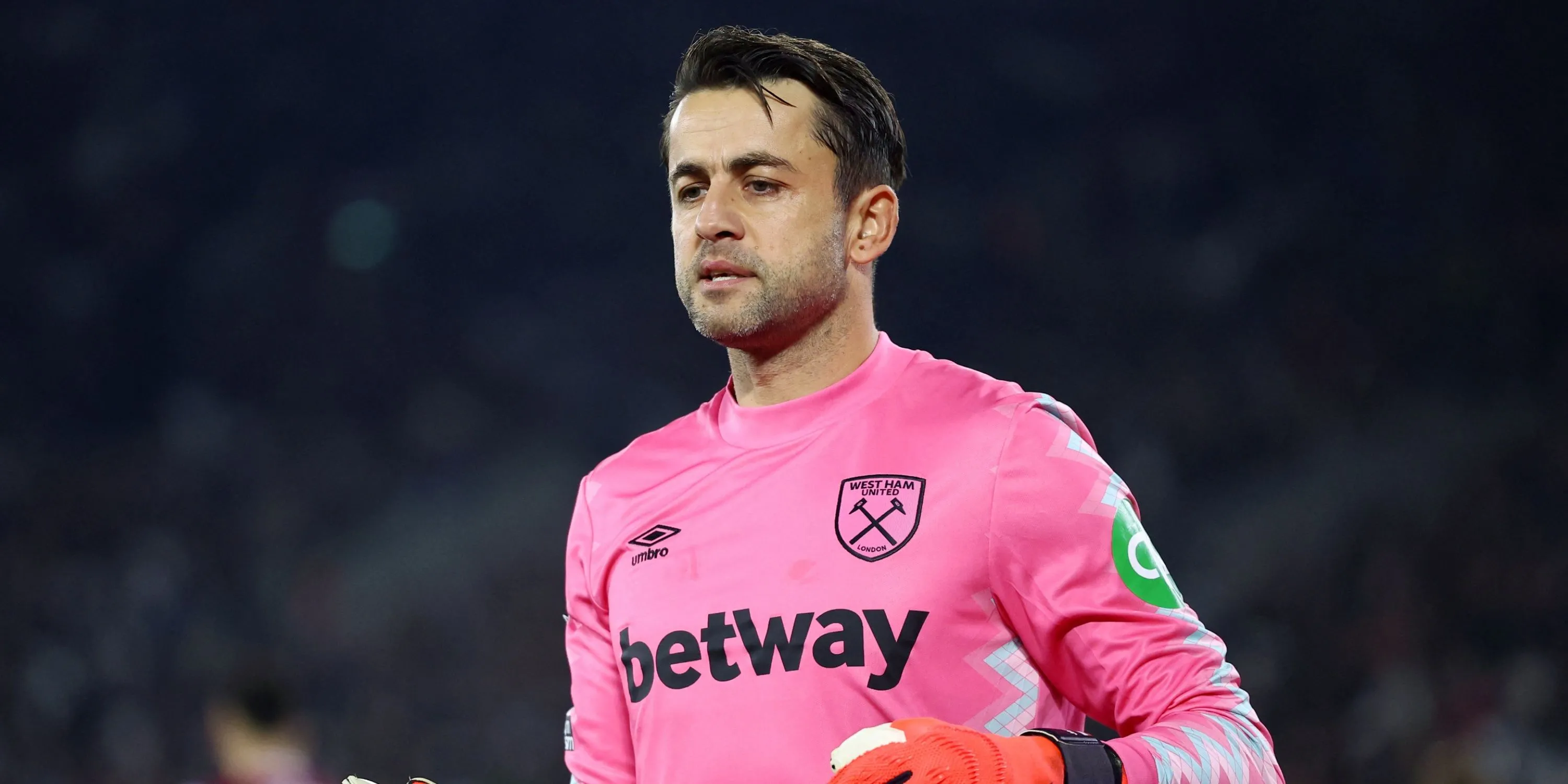 Thủ môn Fabianski trong một pha bắt bóng tại West Ham